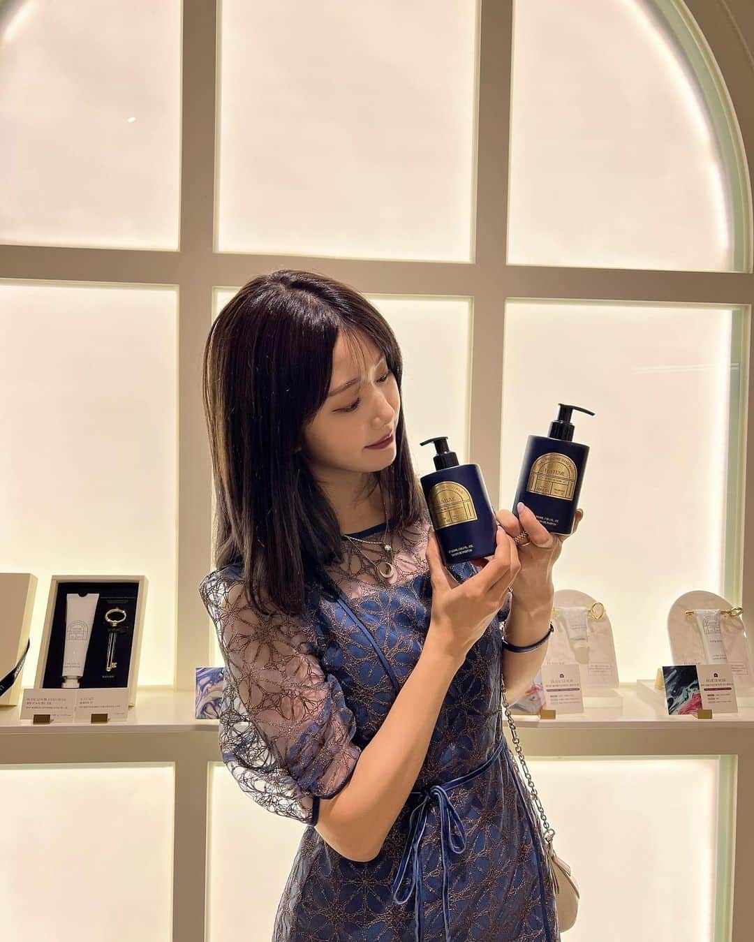 一木美里のインスタグラム：「🦋💙🩵 【#LUVFUME 】COEX パルナスモール店取材へ伺った記事がUPされましたしました:)📰✨今注目のハンド/ボディケア/ルームフレグランスなどのライフスタイルブランド【 @luvfume_official 】✨   ”香りは記憶の扉を開く鍵”がコンセプト🗝️うっとりする香りは記憶に刻まれること間違いなしです🦋✨  読者の皆様にギフトもいただいたのでぜひご応募ください🫶🏻 ▷▷▷ @tokyoheadline ✔︎  #kbeauty#beautyproducts#韓国コスメ#韓国美容#韓国コスメレビュー#韓国旅行#ラフューム#러퓸」