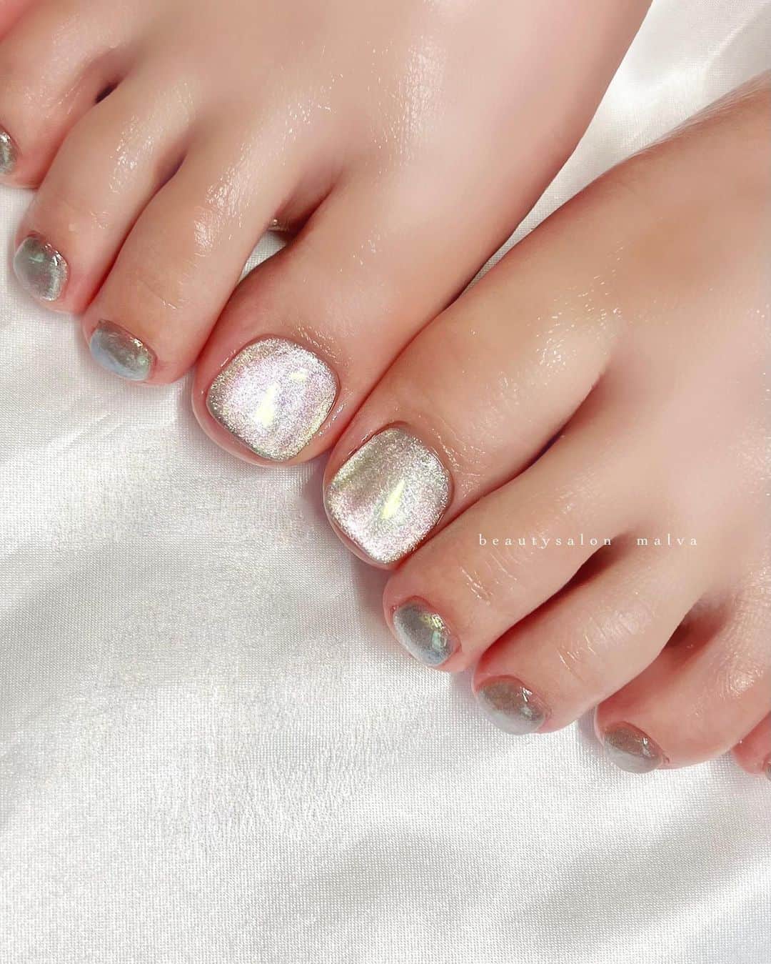 nailsalon malva（ネイルサロンマルヴァ）のインスタグラム：「【選べるマグネットネイル×オーロラヴェール】でご予約可能♡ ⁡ ハンドのガラスフレンチに合わせて、 マグネットジェルカラーはシルバーをセレクト🤍 表面はオーロラヴェールでつやんつやんです✨ ⁡ ハンドとフット違ったデザインでも色を合わせてるだけで統一感がでますよ🥰 ⁡ ＿＿＿＿＿＿＿＿＿＿＿＿＿ ⁡ ⁡ 𝐛𝐞𝐚𝐮𝐭𝐲𝐬𝐚𝐥𝐨𝐧 𝐦𝐚𝐥𝐯𝐚⠀ 📍明治神宮前駅｜原宿駅　徒歩𝟑分 ⠀ 💬ご予約やお問い合わせ 𝐋𝐈𝐍𝐄から承っております @ 𝐦𝐚𝐥𝐯𝐚 ⁡ お気軽にご連絡ください♡ ⁡ ⁡ ＿＿＿＿＿＿＿＿＿＿＿＿＿＿ ⁡ ▸ジェルネイル｜スカルプ｜ケア ▸まつげカール｜まつげエクステ ▸ハーブよもぎ蒸し ▸ワックス脱毛 ⁡ ⁡ \ アシスタント募集中💁‍♀️ / ⁡ ▸リモート可オンラインの画像動画制作アシスタント ▸サロンワーク全般アシスタント ⁡ ⁡ ⁡ ⁡ ⁡ ⁡  #ガラスフレンチネイル #ガラスフレンチ #きれいめネイル #malva #malvaネイル #オーロラネイル #フットネイル #ベージュネイル  #nails #原宿ネイル #夏ネイル  #表参道ネイル #東京ネイルサロン　#明治神宮前ネイル #新宿ネイル #千駄ヶ谷ネイル #池袋ネイル #harajukunails #tokyonails #tokyonailsalon ⁡」