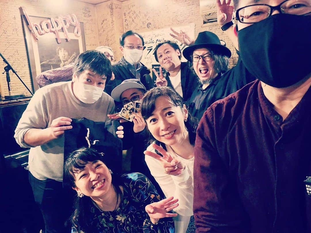 北広アキさんのインスタグラム写真 - (北広アキInstagram)「2022.4.29 この日の写真たちが 亀野さんに撮って頂いた最後のものになりました。  写真にはいつもみんなの笑顔が溢れていて、亀野さんの自撮りはライブ後に残っているみんなで撮る名物的なものに😌  昨夜突然の訃報に信じられなくて 今でもまだ信じられません。  またライブで笑顔でお会いできると思っていたから きっとそう思っている演者側も お客さんも沢山いますよね…。  私が初めてフライアーパークでライブをやった2014年に、亀野さんがお客さんで来てくれたのもその日で、まさにフライアーパークが出会いを繋いでくれました。最後に来てくれたライブもフライアーパークになるなんて…。  突然いなくなるのはルール違反ですよ…。みんな寂しいよね。 多い日は一日に３つ以上のライブをハシゴしてたり、どんだけ〜と思うほど、音楽を楽しんで私たち演者側を応援してくれました。感謝しかありません。 亀野さんありがとうございました。 ゆっくりお休みください😌  P.S.今日のインスタ配信はお休みします。ご了承ください。」6月28日 18時29分 - aki_kitahiro