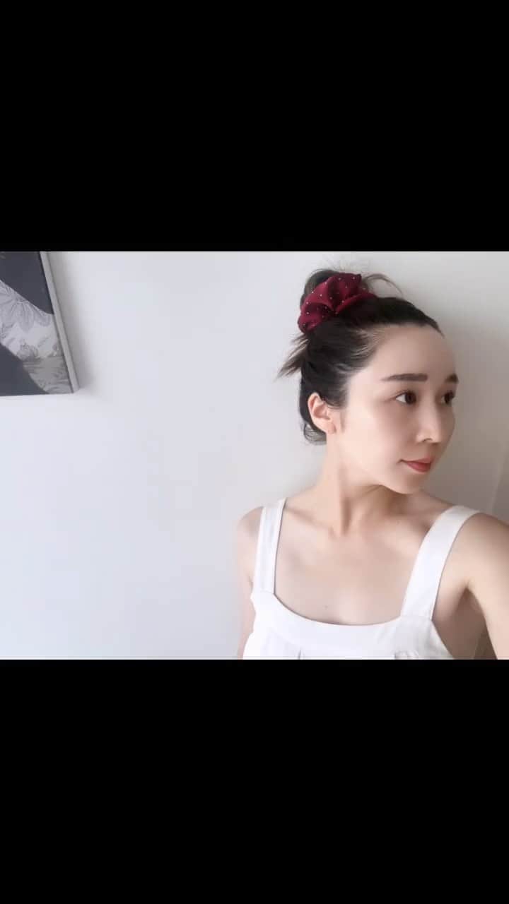 shihoのインスタグラム：「SHIHO'sながら美容〜🧖‍♀️moaning ver ☀️  おうちでのスキンケアがなによりも大切ってことで✨✨ 今日は　@shangpree.official から新しく出た 🆕リッチモイストモデリングマスク ❣️   めちゃいいからみんなにシェア😘  避けれない紫外線などで刺激を受けた肌の鎮静が抜群🩷 ゴールドやコラーゲン、プロポリスエキスがこれでもかと含まれていて 栄養てんこ盛り☀️☀️  そして塗った瞬間のクール感がたまらないのよ…🤤  私はヘラは塗りづらいからいつも このタイプのものは手で塗っております笑笑笑  30分放置する間はだいたいご飯作ったり お掃除、片付けと家事をして時短っ時短っ🙈🫰🏻🫰🏻  30分って結構なことできるからね！！！ ママは時間が足りないのよ〜〜〜😅 けど時間がないを理由に老けたくない、、、、🥺🫠  ぷるぷるシートを剥がすときが最高に気持ちよくて好き❤️  これでもかってほどぎゅっと水分が閉じ込められた感じで 朝やれば顔にハリもでて化粧のり抜群🫶🏻 朝のむくみもすっきりお顔軽くなる❤️ 夜つかって朝にそなえるのもよし👍👍  たまに手の込んだパックをしてあげるとやっぱり 肌が喜ぶね！！！😍😍😍😍😍  韓国のシャンプリーの高級エステスパで実際につかわれてるのに お値段が本当にお財布に優しい🥹🥹最高  同じ種類で毛穴対策とお顔の引き締めができるパックもめっちゃ いいから是非店舗で試してみて！🩵🩵🩵  みんなも是非使ってみてね！🩵🩵🩵  #韓国コスメ #shangpree  #韓国スキンケア」