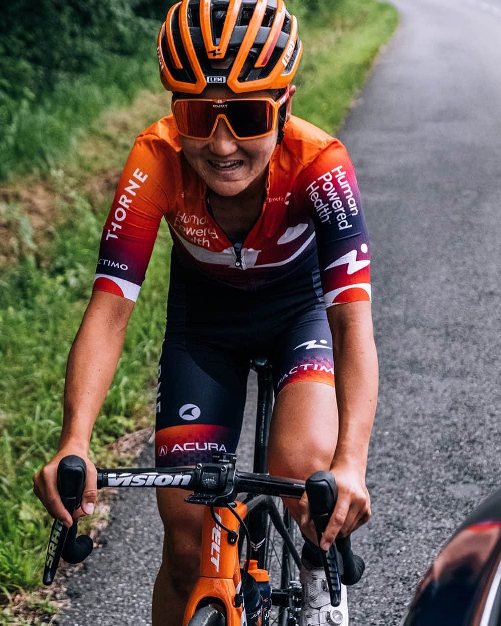 與那嶺恵理のインスタグラム：「🤓heading to Giro Donna 🇮🇹🌹 Calm but exciting mood for me 🤓  . . First time Giro for me since 2019.  9 stages in 10days, I don’t remember how I felt in Giro so it means feeling like new for me. Definitely it’ll be tough but absolutely looking forward it 🤘🏻to race with teammies!!!  Well, first stop in Toscana and join @hphcycling 🧡 Here we go 🍝🍝🍝 . . 📸: @oskarsbrook  #今日のエリさん　#HumanPoweredHealth」