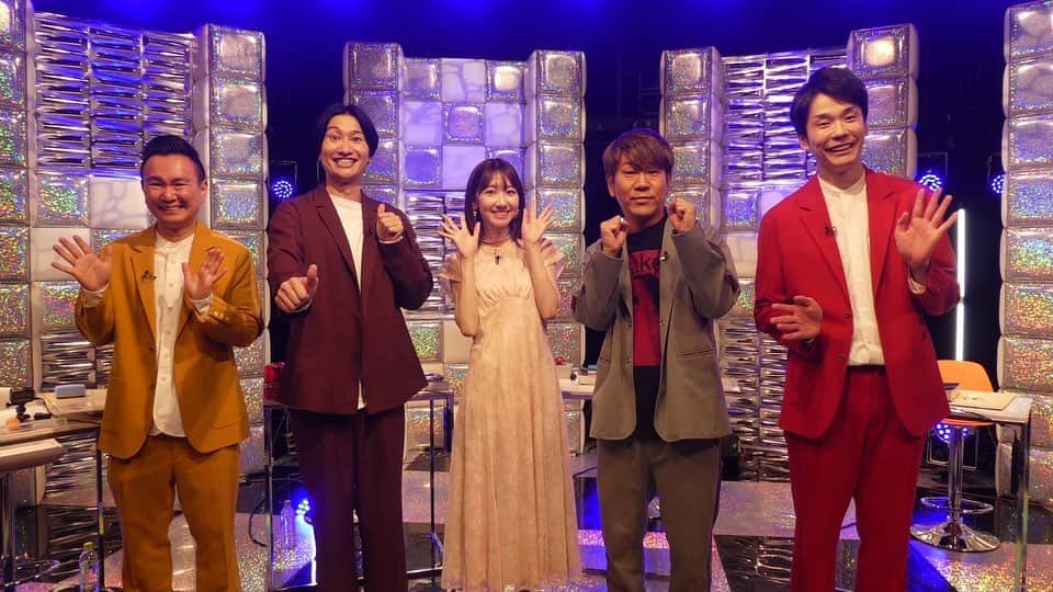 かまいガチ【テレビ朝日公式】さんのインスタグラム写真 - (かまいガチ【テレビ朝日公式】Instagram)「. 今夜23時15分からの #かまいガチ は... 新企画!! "有名人のSNSでクイズするねん"🕊  ゲストに 🤍 #AKB48　#柏木由紀 さん 💛 #FUJIWARA　#藤本敏史 さん 🧡 #相席スタート #山添寛 さん をお迎えして芸能人のSNSを使ったクイズ対決🔥  フォロワー数を予想したり、 与えられたヒントから、 誰のアカウントなのかを予想したり...💭  テレビの前で一緒に楽しんでいただける 新感覚クイズになっています🌟  ぜひリアルタイムで一緒にお楽しみください！📺  #かまいガチ勢 #かまいたち山内 #かまいたち濱家 #濱家隆一 #ゆきりん #FUJIWARA藤本 #フジモン #相席スタート山添 #かまいガチ好きと繋がりたい」6月28日 18時24分 - exkamaigachi