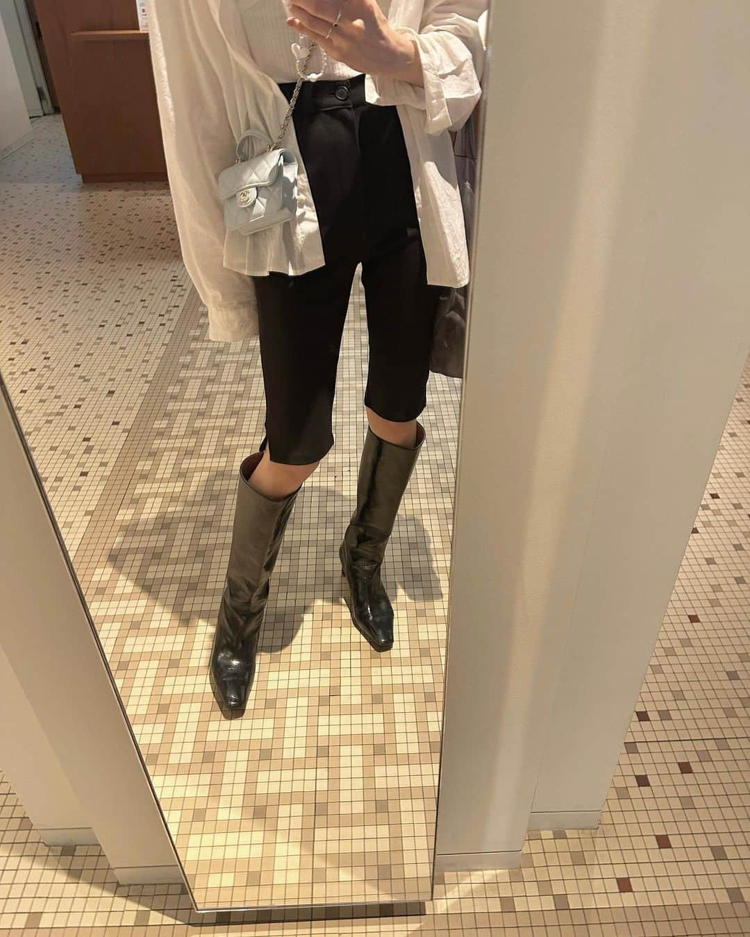 i am aiのインスタグラム：「雨の日shoppingコーデ🩵💧🐋 ㅤㅤㅤㅤㅤㅤㅤㅤㅤㅤㅤㅤㅤ ㅤㅤㅤㅤㅤㅤㅤㅤㅤㅤㅤㅤㅤ レインブーツ代わりに ブーツで雨対策👢！ rainy dayも気分変えて楽しみたいね🪻✨ ㅤㅤㅤㅤㅤㅤㅤㅤㅤㅤㅤㅤㅤㅤㅤㅤㅤㅤㅤㅤㅤㅤㅤㅤㅤㅤ ㅤㅤㅤㅤㅤㅤㅤㅤㅤㅤㅤㅤㅤ ㅤㅤㅤㅤㅤㅤㅤㅤㅤㅤㅤㅤㅤ #雨の日コーデ#ロングブーツ#シャツ#レギンス#ハーフレギンス#眼鏡#眼鏡コーデ#ミニバッグ#シャネルバッグ#シャツコーデ#モノトーンコーデ#ブラックコーデ#夏コーデ#大人カジュアル#shoponpon」