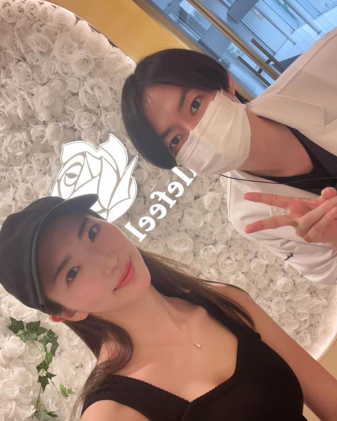 松嶋えいみのインスタグラム：「先日 @bellefeelclinic さんへ🌟 久しぶりにハイドラフェイシャルと初めてのメソナJをお願いしました☺️  暑くなってきて皮脂脂や毛穴の開きが気になっていたのですが排出された汚れみたら過去一濁っててびっくり😭(4枚目の写真) 家では美顔器やスチーマー使ってちゃんと落としてるつもりだったからこんな汚いと思わなかった🥹定期的にしっかりやりたい施術です🤲  私は皮膚が薄くて施術直後は赤みが出やすいけど小一時間ほとで元に戻ります✌️  メソナJは、電気で肌の細胞膜に小さな隙間を作り、そこへたくさんの肌に良い栄養を入れていくやつ🤍痛みも全くなく気持ち良すぎて寝ました🤦‍♀️(笑) 年齢の出やすい首までやってくれるから嬉しい🥰  終わったあとは肌つやっつやで幸せでした💞  いつもありがとうございますm(*_ _)m✨  #ハイドラフェイシャル #メソナj  #美容 #美肌  #美容医療 #美容クリニック #bellefeelclinic」