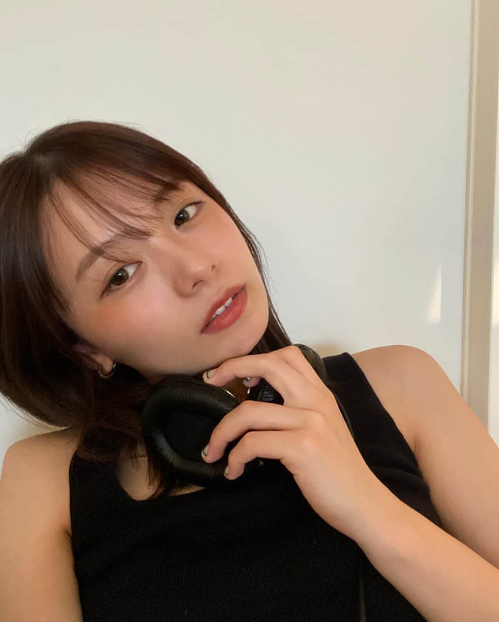足立佳奈のインスタグラム：「この位置にチーク入れるの。私は。👩🏻‍💼  どお？」