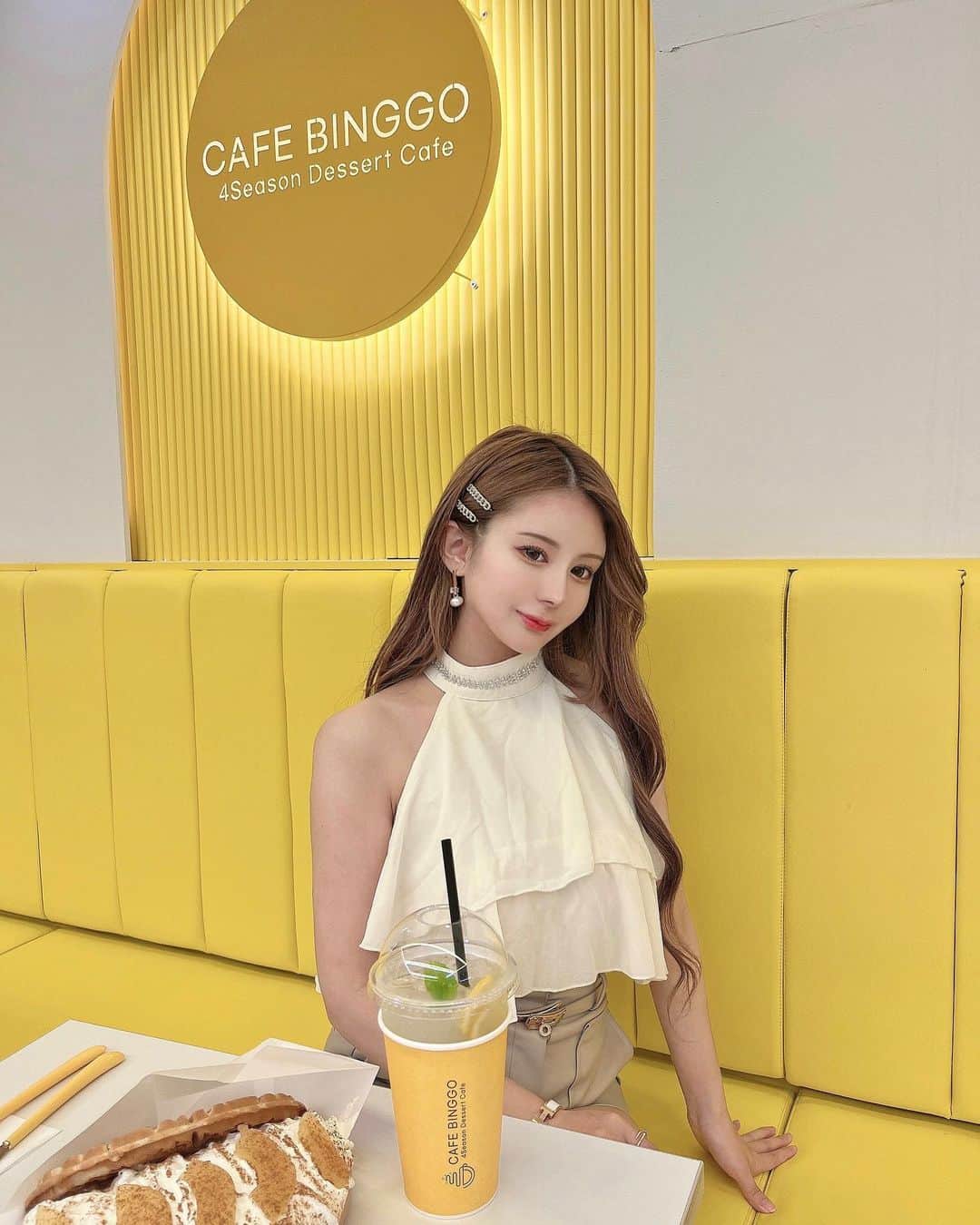 はるぽんのインスタグラム：「⁡ ⁡ ⁡ 新大久保NO.1韓国カフェの  @cafebinggo_jp 2店舗目が道頓堀に オープンしたから行ってきた🌼✨ ⁡ ボリューミーなワッフルを注文したよっ！ 店内も黄色で映えて可愛いし 道頓堀行った際はぜひ行ってみてね🫣 ⁡ ⁡」