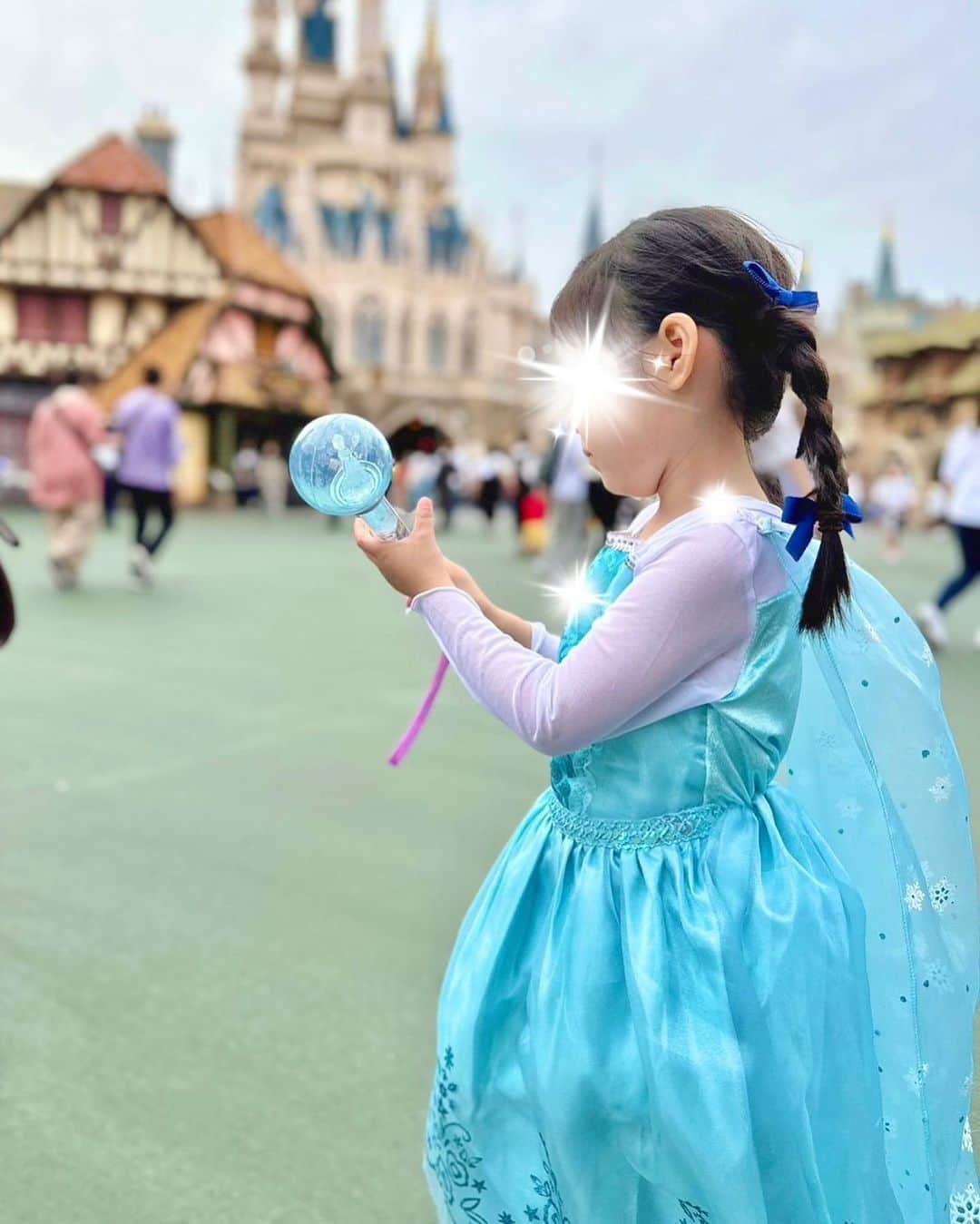 しゅんのインスタグラム：「バースデーガール👸🏼❄️  #5歳お誕生日#ディズニーランド#誕生日ディズニー#5歳女の子#エルサコスプレ」