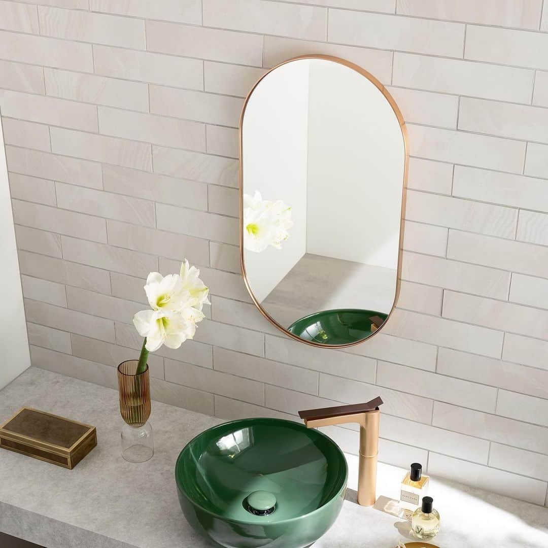 平田タイル_AQUAPiA ENJOY BATHROOM EXPERIENCEのインスタグラム：「. 新商品紹介🏷️ ● STEEL FRAME MIRROR（スチールフレームミラー）  オーバルタイプが新登場！✨  アクアピアオリジナル・スチールフレームミラーは、日本有数の金属加工の街・東大阪でフレームを製作しています。 高性能なマシンと職人の手仕事で精巧に作られたフレームは高級感・重厚感にあふれ、安価なミラーでは実現できない仕上がりとクオリティです。  ラウンドタイプに加えオーバルタイプが新登場！✨ 400×720サイズと500×900サイズ、ブロンズ・マットブラック・クロムの3色からお選びいただけます。 縦・横どちら向きでもお使いいただける兼用仕様です。  壁にぴったりと隙間なくおさまる点も、空間の完成度を高めます。  -------------------------------  #アクアピア #AQUAPiA #平田タイル #タイル #モダンインテリア #洗面 #洗面所 #バスルーム #bathroom #サニタリー #手洗い器 #手洗い #洗面ボウル #マンションインテリア #リノベーション #hiratatile #cielo #チエロ」