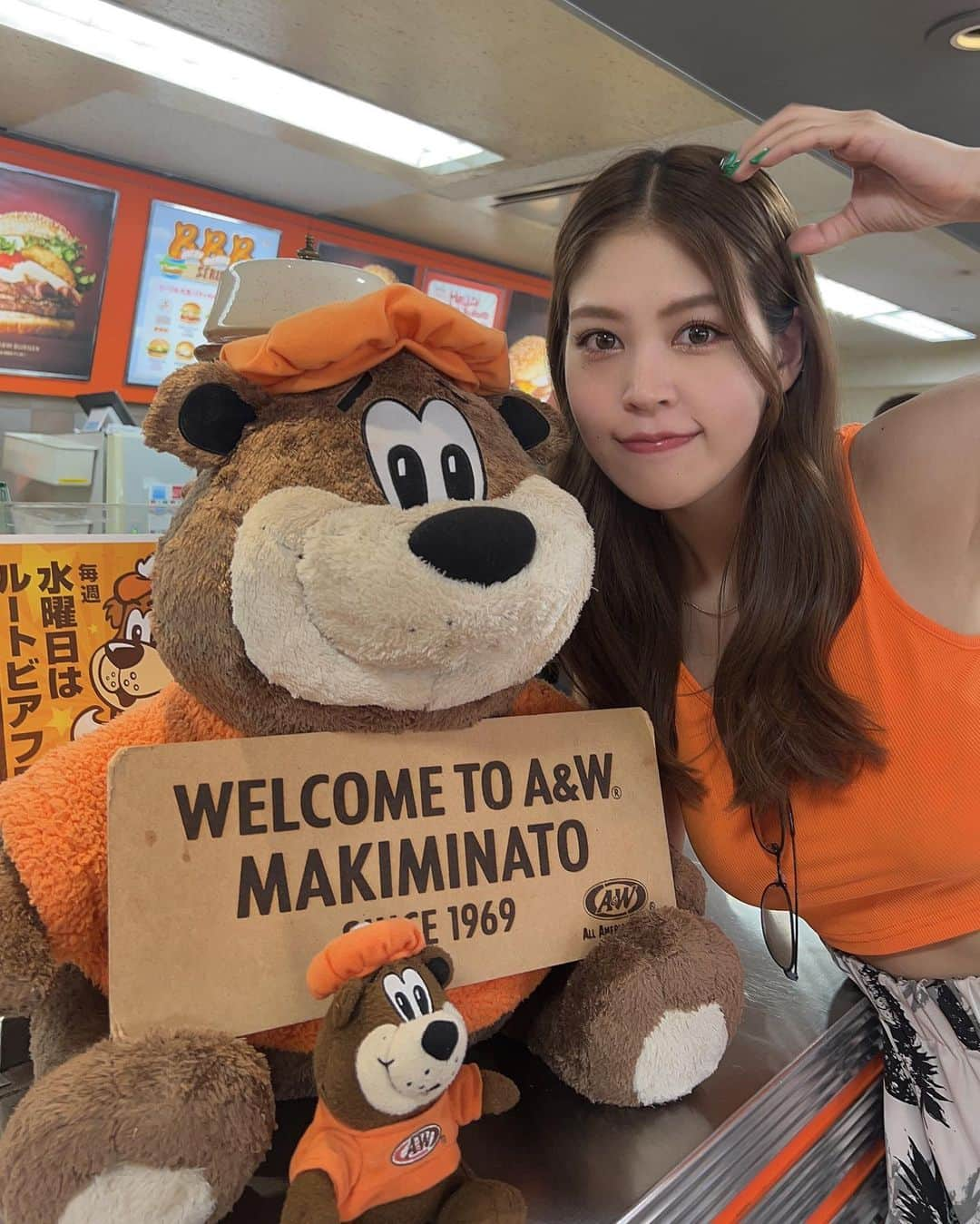 吉岡久美子さんのインスタグラム写真 - (吉岡久美子Instagram)「、  A&Wうまい〜🐻🍔🍟🧡  キャラに合わせたみたいに オレンジ着てた私☺️🫶笑  海泳ぐ前にいっぱい食べた✨🌈  この店舗はお店の外も可愛くて 元気出るね〜🐥🏖️☀️ 、 、 、 #aandw #エイアンドダブリュ  #沖縄 #沖縄旅行 #沖縄グルメ  #沖縄観光 #沖縄バーガー #ハンバーガー #つぼみ大革命 #つぼみ #吉本 #よしもと #アイドル #idol #大阪 #東京 #神戸 #ライブ #instagood #いいね #フォローミー」6月28日 18時30分 - kuunyaaan