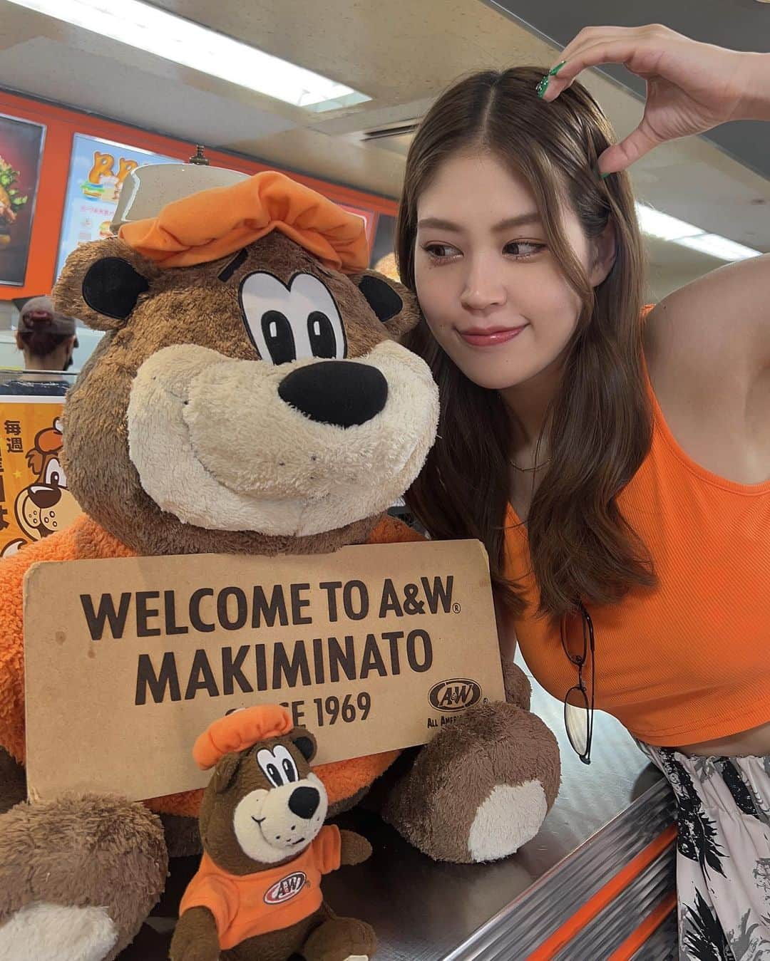 吉岡久美子さんのインスタグラム写真 - (吉岡久美子Instagram)「、  A&Wうまい〜🐻🍔🍟🧡  キャラに合わせたみたいに オレンジ着てた私☺️🫶笑  海泳ぐ前にいっぱい食べた✨🌈  この店舗はお店の外も可愛くて 元気出るね〜🐥🏖️☀️ 、 、 、 #aandw #エイアンドダブリュ  #沖縄 #沖縄旅行 #沖縄グルメ  #沖縄観光 #沖縄バーガー #ハンバーガー #つぼみ大革命 #つぼみ #吉本 #よしもと #アイドル #idol #大阪 #東京 #神戸 #ライブ #instagood #いいね #フォローミー」6月28日 18時30分 - kuunyaaan