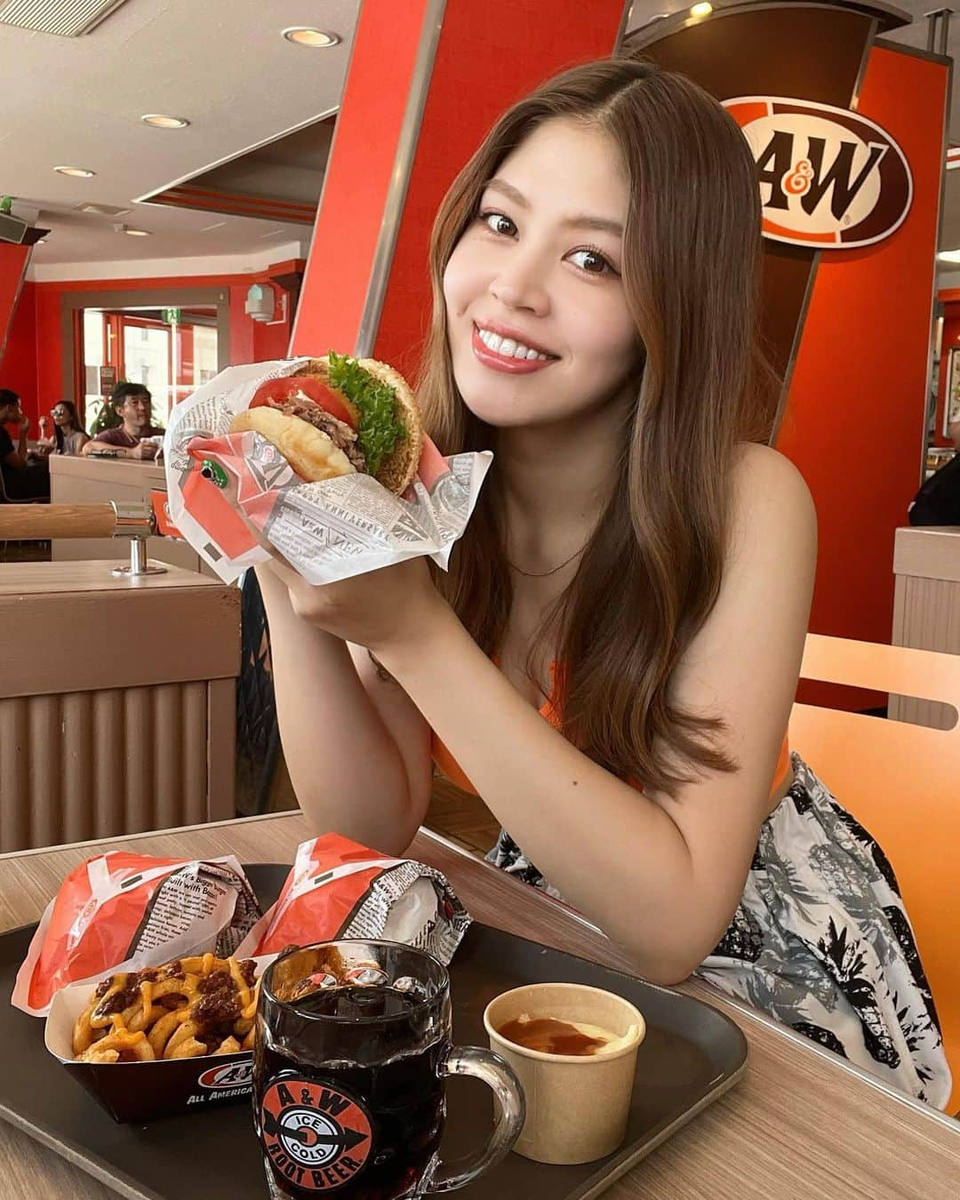 吉岡久美子さんのインスタグラム写真 - (吉岡久美子Instagram)「、  A&Wうまい〜🐻🍔🍟🧡  キャラに合わせたみたいに オレンジ着てた私☺️🫶笑  海泳ぐ前にいっぱい食べた✨🌈  この店舗はお店の外も可愛くて 元気出るね〜🐥🏖️☀️ 、 、 、 #aandw #エイアンドダブリュ  #沖縄 #沖縄旅行 #沖縄グルメ  #沖縄観光 #沖縄バーガー #ハンバーガー #つぼみ大革命 #つぼみ #吉本 #よしもと #アイドル #idol #大阪 #東京 #神戸 #ライブ #instagood #いいね #フォローミー」6月28日 18時30分 - kuunyaaan