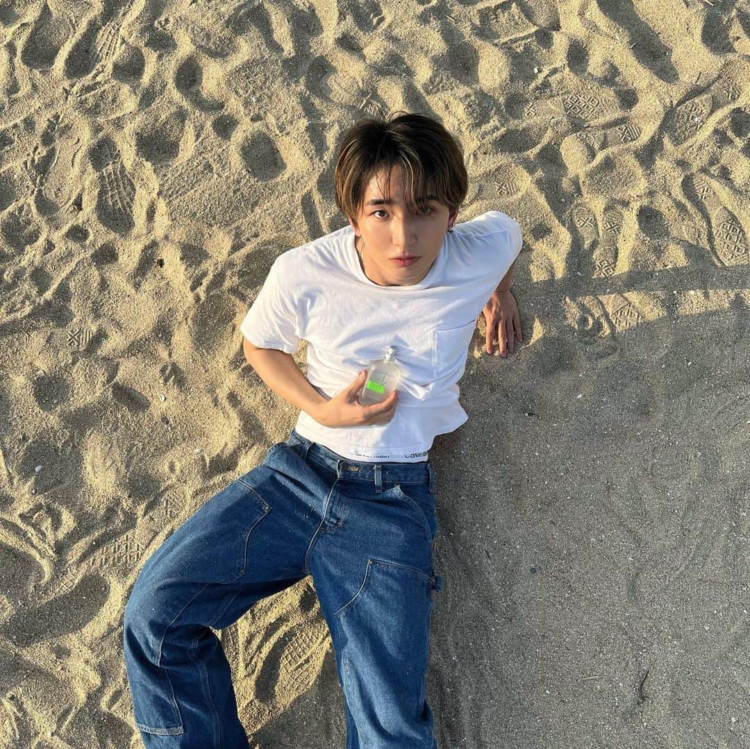 上野裕次郎のインスタグラム：「Calvin Kleinの限定fragrance 「シーケーワン リフレクションズ オードトワレ」が6月7日から発売です。 夏を彩るフレッシュでフルーティーな香りがすごく良くて、爽やかなボトルの色や形も特徴的な香水で時間が経ってもしっかり香りを保ってくれました☀️ 夏に最適なアイテムです🌴❤️‍🔥  @latelierdesparfums_jp @calvinklein   #カルバンクライン  #シーケーワン  #シーケーワンリフレクションズ  #CKOne #pr」
