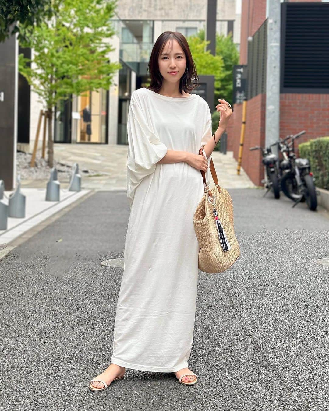 石田 祥子さんのインスタグラム写真 - (石田 祥子Instagram)「中学の時 SUZUTANで買った 白いスカートが透けててね . 翌日母が ワコールのペチコートを 買って来てくれたんです . . 服より高くついた と小言を言われたけど… . この日もお世話になりました . 30年愛用してるから お母さん許してw . . ドレス #lappartement  サンダル #shein かご #hvfn . . .  ━━━━━━━━━━━━ ━━━━━━  #40代ファッション #40代コーデ #40代カジュアル #高身長コーデ #166cm #44歳」6月28日 18時31分 - shoko_ishida