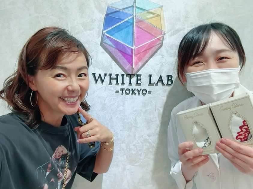 ホワイトニング専門クリニック ホワイトラボ東京 渋谷のインスタグラム：「* #歯のホワイトニング @whitelabtokyo  * * 少し前になりますが俳優の #田中律子 さん　@ri2kotanaka がメンテナンスに来てくださいました🙌🏻 * * #ホワイトニング のメンテナンス間隔は人それぞれ違うと思いますが、初めの頃は3〜4ヶ月ごとがお勧めです！ * そのうち安定してきたら6ヶ月に1回でも1年に1回でもニーズに合わせてで大丈夫だと思います❤️ * * 最近は4年振りの方がとにかく多いのですが、また再開すると気持ちが良いのでお勧めです！！お待ちしております！ ※渋谷院のポイントカードは期限がございませんので必ずお持ちください🙏グレードアップチケットの再発行はできませんのでご了承下さい。 * * #オフィスホワイトニング #白い歯 #女優 #綺麗な歯 #沖縄 #サップヨガ #珊瑚 #ホワイトニング渋谷 #ホワイトニング銀座 #ホワイトラボ東京 #歯を白くしたい #医療ホワイトニング #医療法人 #歯科医師 #歯科衛生士 #美容 #自分磨き #垢抜け #撮影 #ヘアメイク #ブライダルホワイトニング #プレ花嫁 #バス #カウンセリング無料 #インビザライン #マウスピース矯正 #駅近」