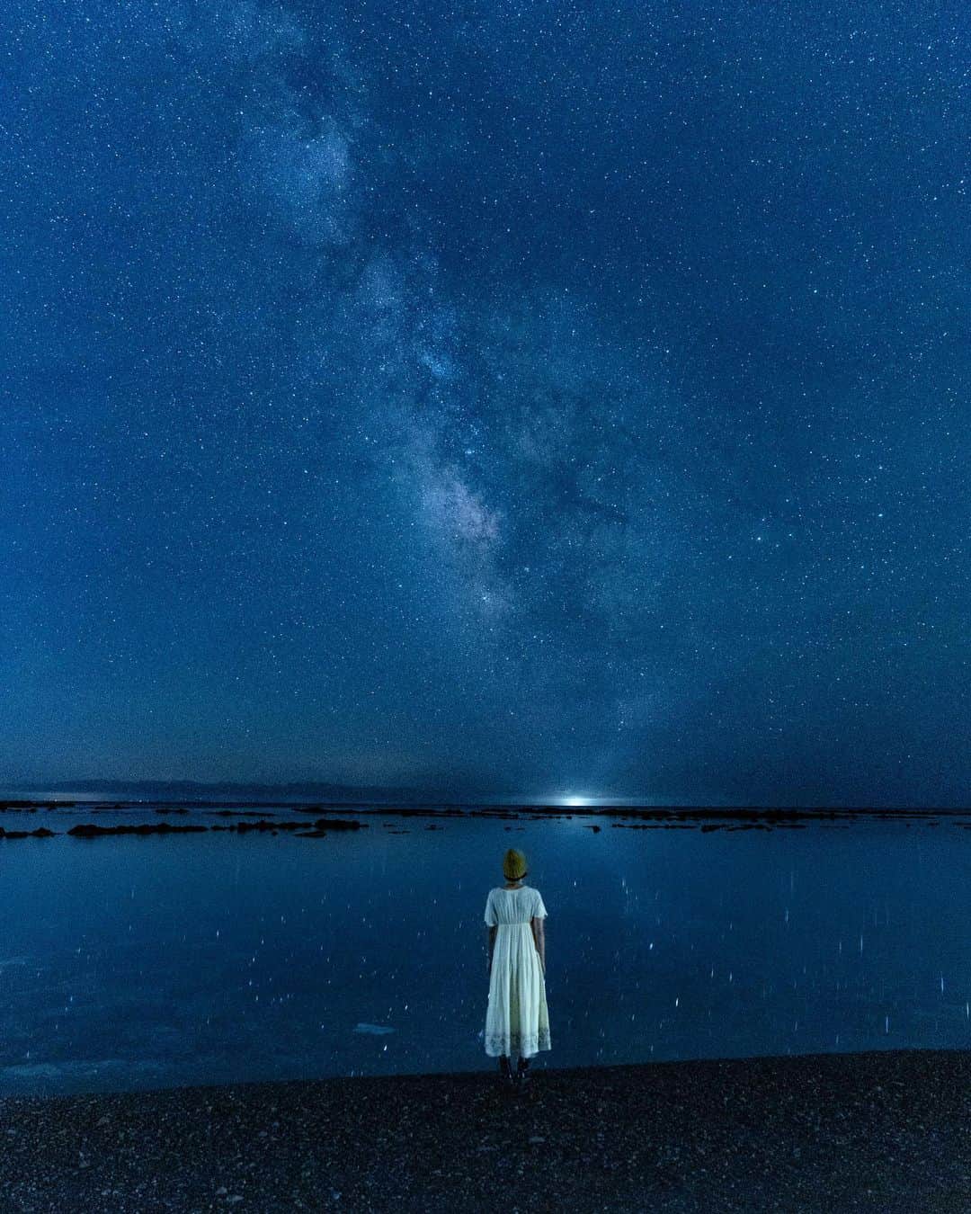 詩歩さんのインスタグラム写真 - (詩歩Instagram)「📷 19th June 2023 📍 秋田県 鵜ノ崎海岸 / Unosaki-kaigan beach , Akita Japan   水面まできらめく星空に包まれて🌌  一度星空を撮影してみたかった男鹿半島にある #鵜ノ崎海岸 。 ここは約1.5kmつづく遠浅の海岸で、干潮時には200mくらい海底の岩肌が露出する浅瀬です。  朝や夕方に空が水面に反射する光景が人気なので、夜なら水面に星空が反射するのでは…！？と思い、タイミングを計算して行ってみました。  狙った条件はこの3つ。 ①空が暗い新月期　②無風　③夜に干潮になる日  夕方まで強風で半分諦めかけてたんだけど、深夜になったら見事にこの好条件😭✨🙌肉眼ではっきり天の川を見ることもできて感激  海だけど遠浅でほぼ波がない、ここ鵜ノ崎海岸ならではの夜の光景でした。  秋田県の他の写真はこのタグでまとめています / Posts of this area can be found in this tag.→ #shiho_akita   Surrounded by a starry sky twinkling to the surface of the water. I had always wanted to photograph the starry sky at #UnosakiBeach on the Oga Peninsula. This is a shallow 1.5-km stretch of beach, and at low tide, the rocky surface of the seabed is exposed for about 200 meters. The reflection of the sky on the water in the morning and evening is a popular sight, so I thought that at night, the stars would reflect on the water...! So I calculated the timing and went there. The conditions I aimed for were these three. (1) New moon period when the sky is dark (2) No wind (3) Low tide at night  I almost gave up because of strong winds until the evening, but by midnight, the conditions were perfect! I was so impressed that I could clearly see the Milky Way with my eyes! It was a nighttime sight unique to the #UnosakiKaigan  Coast, where the ocean is shallow and there are almost no waves.  🎞星空撮影の方法はYoutubeで解説しています！ぜひご覧ください〜  【超初心者向け】どんなカメラでも撮れる！はじめての星空撮影｜スマホでの撮影方法、おすすめカメラ https://youtu.be/iqHdydVoSqU  ©︎Shiho/詩歩」6月28日 18時39分 - shiho_zekkei
