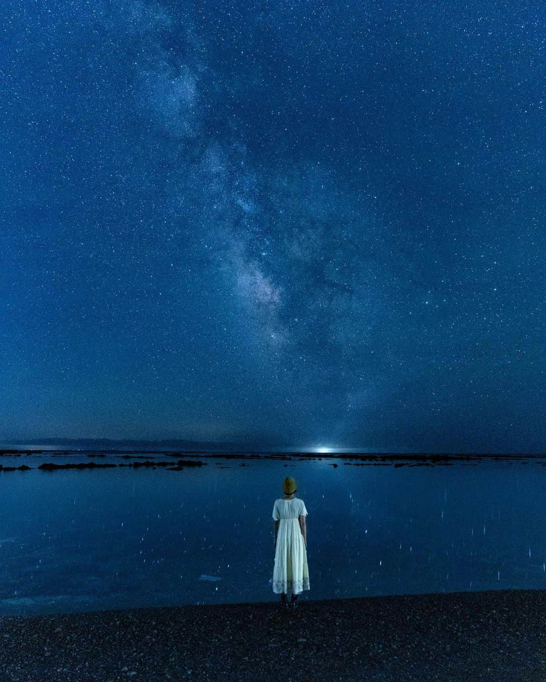 詩歩のインスタグラム：「📷 19th June 2023 📍 秋田県 鵜ノ崎海岸 / Unosaki-kaigan beach , Akita Japan   水面まできらめく星空に包まれて🌌  一度星空を撮影してみたかった男鹿半島にある #鵜ノ崎海岸 。 ここは約1.5kmつづく遠浅の海岸で、干潮時には200mくらい海底の岩肌が露出する浅瀬です。  朝や夕方に空が水面に反射する光景が人気なので、夜なら水面に星空が反射するのでは…！？と思い、タイミングを計算して行ってみました。  狙った条件はこの3つ。 ①空が暗い新月期　②無風　③夜に干潮になる日  夕方まで強風で半分諦めかけてたんだけど、深夜になったら見事にこの好条件😭✨🙌肉眼ではっきり天の川を見ることもできて感激  海だけど遠浅でほぼ波がない、ここ鵜ノ崎海岸ならではの夜の光景でした。  秋田県の他の写真はこのタグでまとめています / Posts of this area can be found in this tag.→ #shiho_akita   Surrounded by a starry sky twinkling to the surface of the water. I had always wanted to photograph the starry sky at #UnosakiBeach on the Oga Peninsula. This is a shallow 1.5-km stretch of beach, and at low tide, the rocky surface of the seabed is exposed for about 200 meters. The reflection of the sky on the water in the morning and evening is a popular sight, so I thought that at night, the stars would reflect on the water...! So I calculated the timing and went there. The conditions I aimed for were these three. (1) New moon period when the sky is dark (2) No wind (3) Low tide at night  I almost gave up because of strong winds until the evening, but by midnight, the conditions were perfect! I was so impressed that I could clearly see the Milky Way with my eyes! It was a nighttime sight unique to the #UnosakiKaigan  Coast, where the ocean is shallow and there are almost no waves.  🎞星空撮影の方法はYoutubeで解説しています！ぜひご覧ください〜  【超初心者向け】どんなカメラでも撮れる！はじめての星空撮影｜スマホでの撮影方法、おすすめカメラ https://youtu.be/iqHdydVoSqU  ©︎Shiho/詩歩」