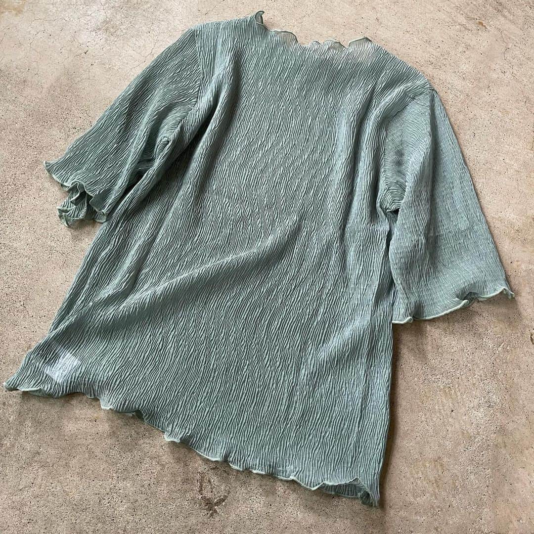イタフラ（ナチュラル服のイタフラ）さんのインスタグラム写真 - (イタフラ（ナチュラル服のイタフラ）Instagram)「@italietofrance_official ☜サブ垢。  ジーユー最新購入品のキャミソールと ¥1,500で買えるメロウトップスを合わせてみました🌱  ジーユーのキャミソールは ブラックがとても良かったので イロチでホワイトも買ってみました。  透け感のあるグリーンのトップスなどと 合わせると可愛かったです🌿 よろしくお願いします💨  @italietofrance  ✔︎サマーセール開催中  ¥1,500で買えるメロウトップス☞イタフラ デニムパンツ☞UNIQLO プリーツパンツ☞しまむら キャミソール☞ジーユー  #GU#GUコーデ#gu購入品 #gu購入品レポ #gu_for_all #ジーユー#ジーユー購入品 #ジーユーコーデ #ジーユーマニア #ジユジョ #ジユパト #UNIQLO#ユニクロ#しまむら#しまパト #しまむら購入品 #しまむらパトロール #しまむらコーデ #zara #ザラ#grl#グレイル #鹿屋#鹿屋市#鹿児島#鹿児島セレクトショップ #モデル募集#アンバサダー募集 #グリーンコーデ#グリーンコーディネート」6月28日 18時43分 - italietofrance