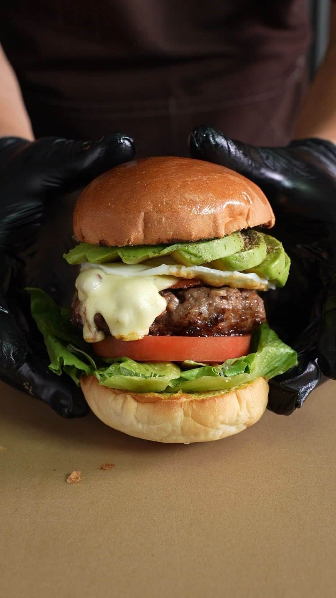 チョコレートカカオのインスタグラム：「Cacao Jang abocado cheeseburger カカオ醬チーズバーガーを作る  YouTube https://youtube.com/shorts/5XQf4g8F6d0  Cacao ! ∴∵ゞ(´ω`*) ♪ This time we used a delicious hamburger to make avocado cheeseburgers. It was hearty and very tasty.  提供：株式会社YG 「肉汁★やバーグ」商品購入ページはこちら→ https://nikujiru-yaburg.com   [Ingredients] (Amazon Associate link) Cacao Jang Paste 140g カカオ醬ペースト https://amzn.to/3NQQ8Yw Buns Lチキバンズ Avocado アボカド Black pepper 黒胡椒 Hamburger steak ハンバーグ「肉汁★やバーグ」 Tomato トマト Sunny lettuce サニーレタス Mayonnaise マヨネーズ Cheese チーズ  #Youtube #youtuber #ASMR #foodie #foodpics #instafood #foodporn #レシピ #yummy #recipe #recette #cacao #video #cacaojang #カカオ醬 #cooking #料理 #tasty #egg #hamburger #handbag #avocado #tomato #cheeseburger #ハンバーガー #チーズバーガー」