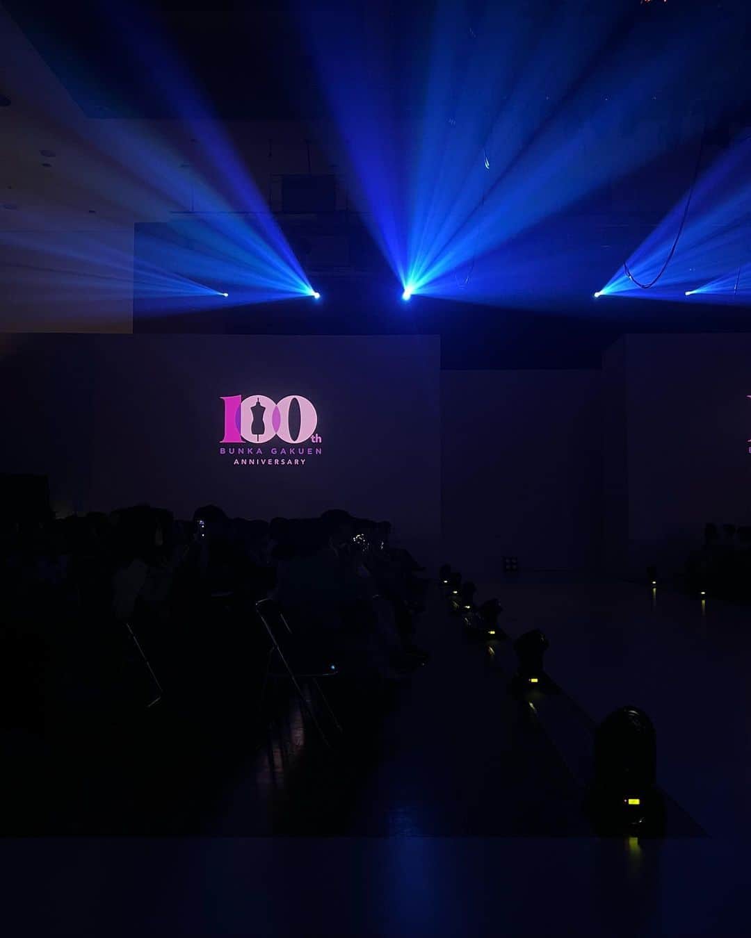 のインスタグラム：「文化服装学院 創立100周年記念ファッションショーに企画協力として参加させていただきました この記念すべき節目に卒業生として携われたことをとても光栄に思います  学院の先生方や学生達、スタイリストの相澤さん、ヘアメイクの橘さん、音楽制作の並木さん含めショーに携わった皆さま、本当にお疲れさまでした  そして、ショーをご覧いただいた関係者や卒業生の皆さま、誠にありがとうございました  #文化服装学院100周年」