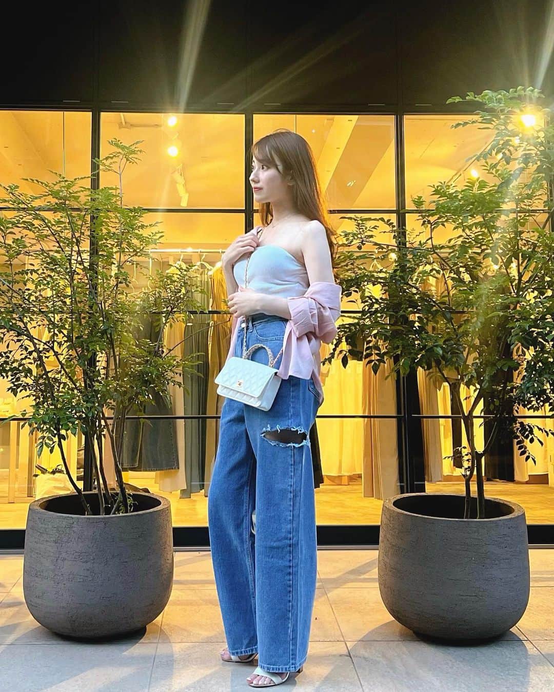 佐倉知里のインスタグラム：「普段スカートしか履かないのだけど  @marque_official のジーンズが可愛すぎて🩵 パンツスタイルに挑戦。とっても履きやすい...🤤  ピンクのシースルーのシャツと一緒にGETしました🎀  デニム履きこなせる女性を目指して🫶🏻        @mikapu0519 ♡♡♡       #marque#ジーンズコーデ#デニムコーデ#シアーシャツ」
