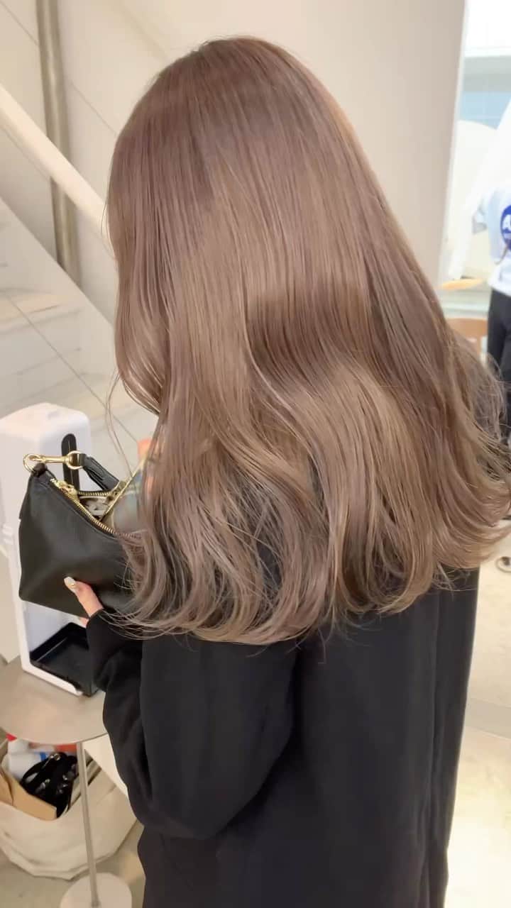 のインスタグラム：「highlightで作るまろやかグレージュ✂︎  こちらはハイライト2回必要です✂︎」