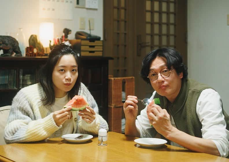 亜希子のインスタグラム：「今秋公開の、ワタクシが原作を務めます映画『人生に詰んだ元アイドルは、赤の他人のおっさんと住む選択をした』の、初号試写会(関係各所が内容を確認するためのイベント)に行って参りました。  深川麻衣さん、素晴らしかったです。  演じるのが難しい役だと思うし、感情の幅が大きいし、心のダメージが大きいシーンもあればコミカルで愛らしいシーンもあって、ずっと集中していないといけなかったと思いますが、そこに確かにアキコとして立って下さっておりました。  人に甘えることが出来ず、自分に自信がなく、虚栄心に満ち溢れた若い女性が一人の大人の女性として成熟していき、「状況は何も変わらないけれど、勇気を持って小さく一歩進んでいくこと」。  そのまばゆさを、深川さん、全身全霊で演じておられました。敬愛しか感じないです。  そして、井浦新さん演じるササポンさん…‼️  ササポンでした🥹  すばらしくササポンすぎて、ワタクシ脳内大混乱でした🍉🍉🍉  シンプルで、削ぎ落とされ、それでいて当時の私をたしかに救ってくれたササポン氏の言葉の数々が、井浦さんの身体や声帯を通って発せられたこと。  とても不思議な世界線なんだけれど、たしかに信じることができました。  映画は映画、原作小説は原作小説で、切り離して考える部分もありました。  しかし、大事な根底では通ずる思いもあって、見事にまとめあげて下さった穐山監督にもお礼をお伝えしたいです。  劇中の音楽もとても素晴らしいので、お見逃しなく🩵🎵  みなさま、秋の公開をお楽しみに🍂  私はキーボード⌨️に立ち向かって、小説締切モードに戻ります💃🎵」