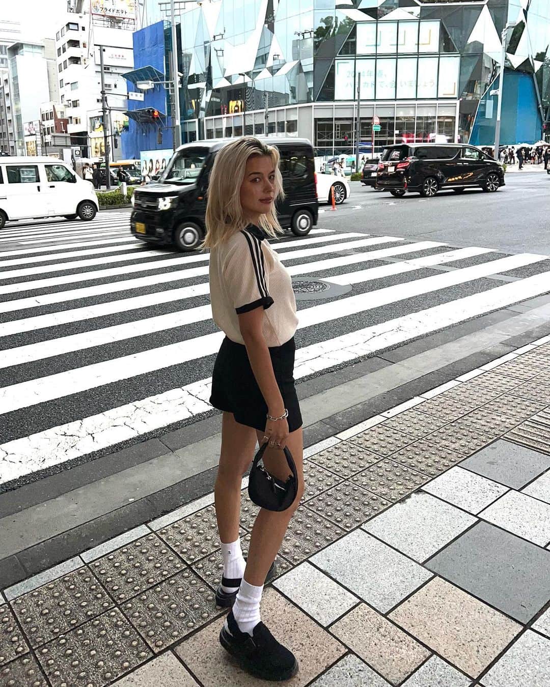 Satomi Biancaのインスタグラム：「🤍🖤🗞️📰 　　 Tokyo. 🗼 　  都内だといつも明治神宮前にいるな🙃  Bag @felim__ 🖤」
