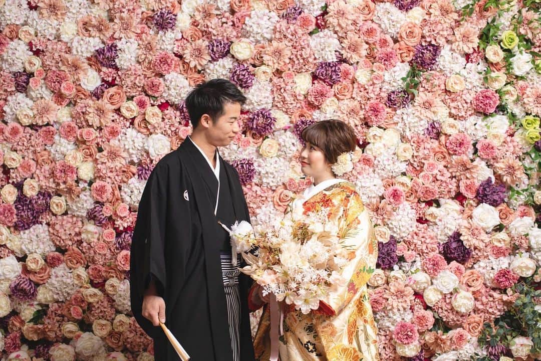 【公式】小さな結婚式さんのインスタグラム写真 - (【公式】小さな結婚式Instagram)「. @petit.wedding をフォローしてね♩ #小さな結婚式 をつけてのお写真投稿も大歓迎です♡ こちらの公式IGでリグラムさせていただきます＊ . 韓国花嫁さまの間でも 絶大な人気を誇るフラワーウォールを 使って撮影した一枚！  ピンクを基調としたカラフルなお花たちが おふたりの晴れ着姿を 一層エレガントかつ華やかに演出します。 . >>#小さな結婚式神戸モザイク店 . ——————— #petitwedding #ラヴィファクトリー #前撮り #結婚式 #プレ花嫁 #卒花 #家族婚 #少人数結婚式 #ウェディング #wedding #bridal #weddingdress #花嫁 #挙式 #結婚式準備 #式場探し #日本中のプレ花嫁さまと繋がりたい #結婚式の思い出に浸る会 #結婚準備 #兵庫花嫁 #ウェディングフォト #花嫁コーディネート #フラワーウォール #韓国花嫁 #おしゃれ花嫁 #フォトジェニック #花嫁準備 #結婚式場」6月28日 18時53分 - petit.wedding