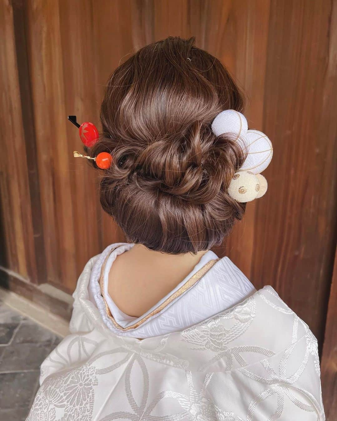 竹本実加さんのインスタグラム写真 - (竹本実加Instagram)「毎月ご好評いただいているヘアアレンジ体験企画✨ 来月、私も参戦するのでお知らせです☺️📯 ⁡ 7月15日(土)、秋の前撮りを検討中の花嫁様や 婚礼を控える花嫁様に向けた 和装ヘアアレンジ体験を開催します♪ ⁡ ⁡ ⁡ 💠和装前撮りを検討されていらっしゃる花嫁さま 💠髪飾りのバランスに悩んでいる方 💠似合う和装ヘアアレンジのアドバイスをしてほしい方 ⁡ ⁡ ⁡ 和装花嫁様のお悩みを解決し、 ご提案させていただきます♪ ⁡ ⁡ ⁡ いつもはヘアアレンジのみですが、 今回は実際に花嫁衣装である白無垢もご用意👘 もちろん綿帽子のご用意もあるので、 トータルでイメージをつけたい花嫁さまにピッタリの企画✨ ⁡ 皆様のご参加心よりお待ちしております。 ⁡ ⁡ ⁡ 〈開催日〉 7月15日（土） ご応募の際に、ご希望内容をご選択ください✨ ⁡ ⁡ 💠和装ヘアアレンジ体験のみ　6枠 担当：＠mika.mydresser ※mika担当の場合、白無垢の試着はございません。 9:00/10:30/12:00/14:00/15:30/17:00 ⁡ ⁡ 💠白無垢試着＋和装ヘアアレンジ体験　5枠 担当：@menu.mydresser @azu.mydresser 9:00/10:45/13:00/14:45/16:30 ☆2時間〜2.5時間を予定しております。 ⁡ ⁡ 〈参加費〉 8,800（税込）※クレジット前払い (外注を検討しているお客様には今回の参加費全額キャッシュバック特典もご用意しております。) ⁡ ⁡ 〈応募方法〉 ①Instagram @mydresser.bridal @mydesser.kyoto をフォロー ⁡ ②MY DRESSER WEBの Informationページよりお申し込みください。 ⁡ ⁡ ☾当選者のみInstagramのDMにご連絡させていただきますのでご了承くださいませ。 ☾原則、キャンセル返金は出来かねますのでご了承くださいませ ⁡ ⁡ ⁡ ˗˗˗˗˗˗˗˗˗˗˗˗˗˗˗˗˗˗˗˗˗˗˗˗˗˗˗˗˗˗˗ 𓎪𓂃𝑪𝑶𝑵𝑻𝑨𝑪𝑻 ˗˗˗˗˗˗˗˗˗˗˗˗˗˗˗˗˗˗˗˗˗˗˗˗˗˗˗˗˗˗˗ ⁡ ご依頼・お問い合わせは @mydresser.bridalプロフィールリンク "𝑪𝑶𝑵𝑻𝑨𝑪𝑻"フォームより お問い合わせくださいませ ⁡ ⁡ #ヘアアレンジ体験会 #ブライダル #ヘアメイク #ヘアメイクアーティスト #ブライダルヘアメイク #外注ヘアメイク #持込みヘアメイク #持ち込み美容 #プレ花嫁 #結婚式準備 #ロケーションフォト #ヘアメイクリハーサル #髪型迷子 #ヘアメイク指名 #mydresser」6月28日 18時58分 - mika.mydresser