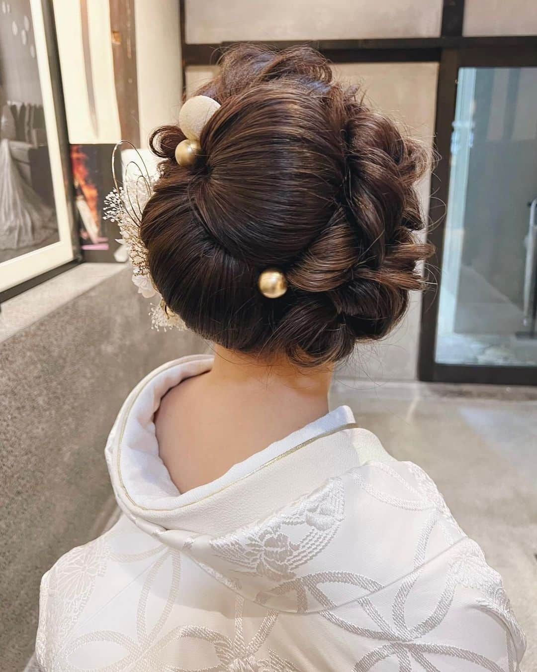 竹本実加さんのインスタグラム写真 - (竹本実加Instagram)「毎月ご好評いただいているヘアアレンジ体験企画✨ 来月、私も参戦するのでお知らせです☺️📯 ⁡ 7月15日(土)、秋の前撮りを検討中の花嫁様や 婚礼を控える花嫁様に向けた 和装ヘアアレンジ体験を開催します♪ ⁡ ⁡ ⁡ 💠和装前撮りを検討されていらっしゃる花嫁さま 💠髪飾りのバランスに悩んでいる方 💠似合う和装ヘアアレンジのアドバイスをしてほしい方 ⁡ ⁡ ⁡ 和装花嫁様のお悩みを解決し、 ご提案させていただきます♪ ⁡ ⁡ ⁡ いつもはヘアアレンジのみですが、 今回は実際に花嫁衣装である白無垢もご用意👘 もちろん綿帽子のご用意もあるので、 トータルでイメージをつけたい花嫁さまにピッタリの企画✨ ⁡ 皆様のご参加心よりお待ちしております。 ⁡ ⁡ ⁡ 〈開催日〉 7月15日（土） ご応募の際に、ご希望内容をご選択ください✨ ⁡ ⁡ 💠和装ヘアアレンジ体験のみ　6枠 担当：＠mika.mydresser ※mika担当の場合、白無垢の試着はございません。 9:00/10:30/12:00/14:00/15:30/17:00 ⁡ ⁡ 💠白無垢試着＋和装ヘアアレンジ体験　5枠 担当：@menu.mydresser @azu.mydresser 9:00/10:45/13:00/14:45/16:30 ☆2時間〜2.5時間を予定しております。 ⁡ ⁡ 〈参加費〉 8,800（税込）※クレジット前払い (外注を検討しているお客様には今回の参加費全額キャッシュバック特典もご用意しております。) ⁡ ⁡ 〈応募方法〉 ①Instagram @mydresser.bridal @mydesser.kyoto をフォロー ⁡ ②MY DRESSER WEBの Informationページよりお申し込みください。 ⁡ ⁡ ☾当選者のみInstagramのDMにご連絡させていただきますのでご了承くださいませ。 ☾原則、キャンセル返金は出来かねますのでご了承くださいませ ⁡ ⁡ ⁡ ˗˗˗˗˗˗˗˗˗˗˗˗˗˗˗˗˗˗˗˗˗˗˗˗˗˗˗˗˗˗˗ 𓎪𓂃𝑪𝑶𝑵𝑻𝑨𝑪𝑻 ˗˗˗˗˗˗˗˗˗˗˗˗˗˗˗˗˗˗˗˗˗˗˗˗˗˗˗˗˗˗˗ ⁡ ご依頼・お問い合わせは @mydresser.bridalプロフィールリンク "𝑪𝑶𝑵𝑻𝑨𝑪𝑻"フォームより お問い合わせくださいませ ⁡ ⁡ #ヘアアレンジ体験会 #ブライダル #ヘアメイク #ヘアメイクアーティスト #ブライダルヘアメイク #外注ヘアメイク #持込みヘアメイク #持ち込み美容 #プレ花嫁 #結婚式準備 #ロケーションフォト #ヘアメイクリハーサル #髪型迷子 #ヘアメイク指名 #mydresser」6月28日 18時58分 - mika.mydresser