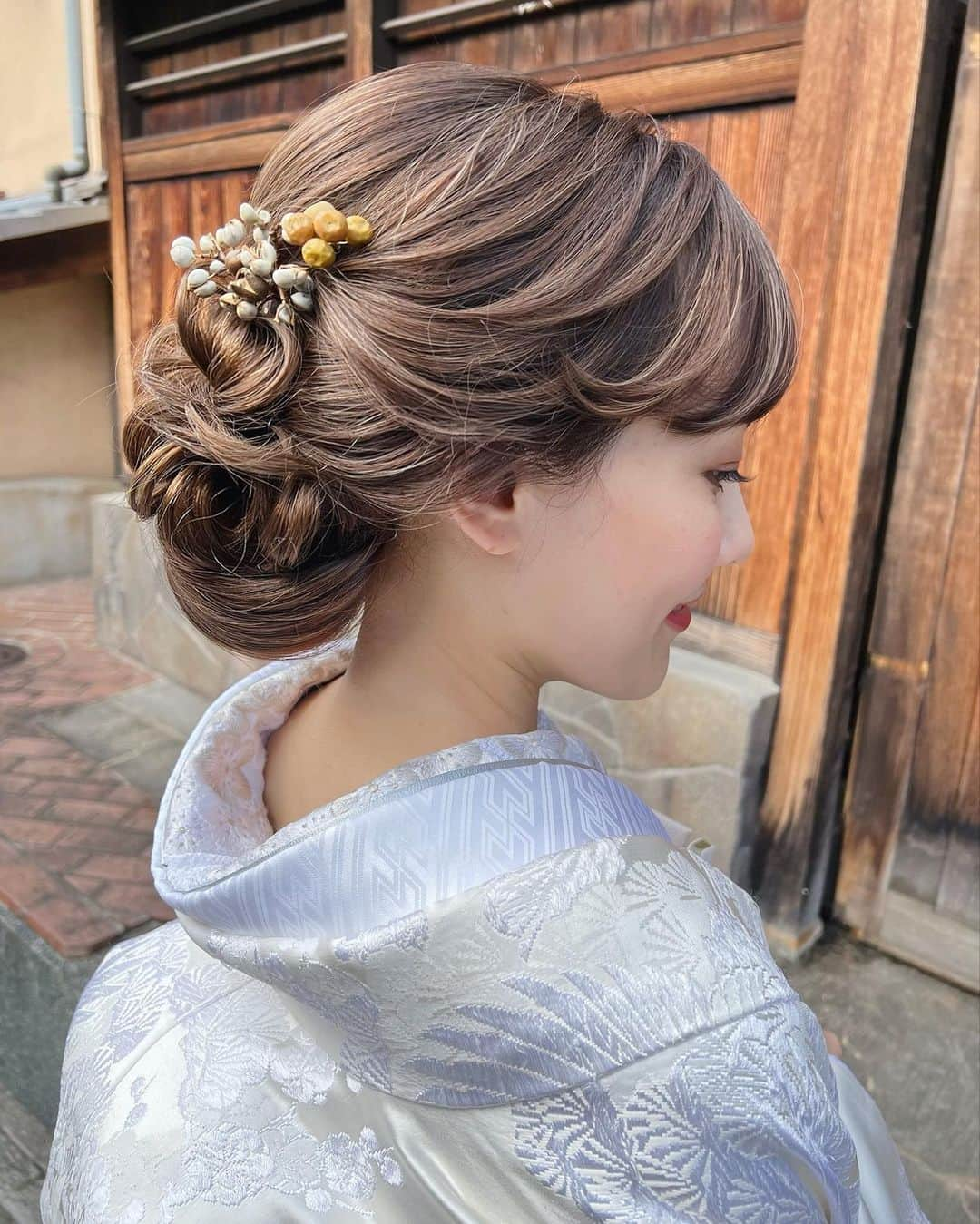 竹本実加さんのインスタグラム写真 - (竹本実加Instagram)「毎月ご好評いただいているヘアアレンジ体験企画✨ 来月、私も参戦するのでお知らせです☺️📯 ⁡ 7月15日(土)、秋の前撮りを検討中の花嫁様や 婚礼を控える花嫁様に向けた 和装ヘアアレンジ体験を開催します♪ ⁡ ⁡ ⁡ 💠和装前撮りを検討されていらっしゃる花嫁さま 💠髪飾りのバランスに悩んでいる方 💠似合う和装ヘアアレンジのアドバイスをしてほしい方 ⁡ ⁡ ⁡ 和装花嫁様のお悩みを解決し、 ご提案させていただきます♪ ⁡ ⁡ ⁡ いつもはヘアアレンジのみですが、 今回は実際に花嫁衣装である白無垢もご用意👘 もちろん綿帽子のご用意もあるので、 トータルでイメージをつけたい花嫁さまにピッタリの企画✨ ⁡ 皆様のご参加心よりお待ちしております。 ⁡ ⁡ ⁡ 〈開催日〉 7月15日（土） ご応募の際に、ご希望内容をご選択ください✨ ⁡ ⁡ 💠和装ヘアアレンジ体験のみ　6枠 担当：＠mika.mydresser ※mika担当の場合、白無垢の試着はございません。 9:00/10:30/12:00/14:00/15:30/17:00 ⁡ ⁡ 💠白無垢試着＋和装ヘアアレンジ体験　5枠 担当：@menu.mydresser @azu.mydresser 9:00/10:45/13:00/14:45/16:30 ☆2時間〜2.5時間を予定しております。 ⁡ ⁡ 〈参加費〉 8,800（税込）※クレジット前払い (外注を検討しているお客様には今回の参加費全額キャッシュバック特典もご用意しております。) ⁡ ⁡ 〈応募方法〉 ①Instagram @mydresser.bridal @mydesser.kyoto をフォロー ⁡ ②MY DRESSER WEBの Informationページよりお申し込みください。 ⁡ ⁡ ☾当選者のみInstagramのDMにご連絡させていただきますのでご了承くださいませ。 ☾原則、キャンセル返金は出来かねますのでご了承くださいませ ⁡ ⁡ ⁡ ˗˗˗˗˗˗˗˗˗˗˗˗˗˗˗˗˗˗˗˗˗˗˗˗˗˗˗˗˗˗˗ 𓎪𓂃𝑪𝑶𝑵𝑻𝑨𝑪𝑻 ˗˗˗˗˗˗˗˗˗˗˗˗˗˗˗˗˗˗˗˗˗˗˗˗˗˗˗˗˗˗˗ ⁡ ご依頼・お問い合わせは @mydresser.bridalプロフィールリンク "𝑪𝑶𝑵𝑻𝑨𝑪𝑻"フォームより お問い合わせくださいませ ⁡ ⁡ #ヘアアレンジ体験会 #ブライダル #ヘアメイク #ヘアメイクアーティスト #ブライダルヘアメイク #外注ヘアメイク #持込みヘアメイク #持ち込み美容 #プレ花嫁 #結婚式準備 #ロケーションフォト #ヘアメイクリハーサル #髪型迷子 #ヘアメイク指名 #mydresser」6月28日 18時58分 - mika.mydresser