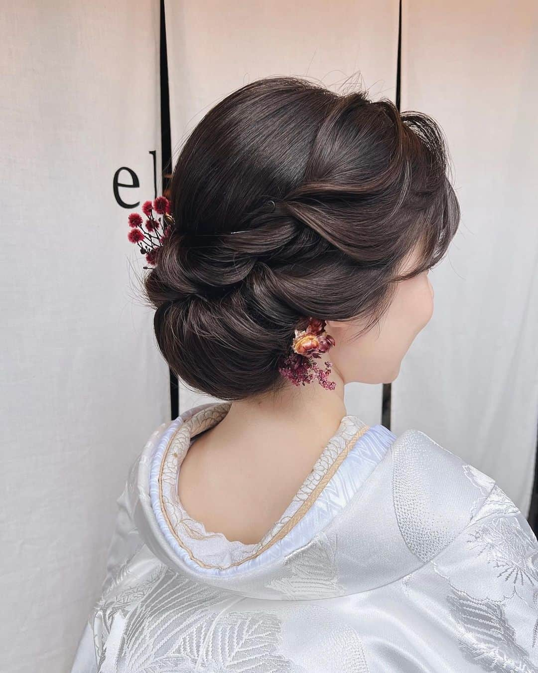 竹本実加のインスタグラム：「毎月ご好評いただいているヘアアレンジ体験企画✨ 来月、私も参戦するのでお知らせです☺️📯 ⁡ 7月15日(土)、秋の前撮りを検討中の花嫁様や 婚礼を控える花嫁様に向けた 和装ヘアアレンジ体験を開催します♪ ⁡ ⁡ ⁡ 💠和装前撮りを検討されていらっしゃる花嫁さま 💠髪飾りのバランスに悩んでいる方 💠似合う和装ヘアアレンジのアドバイスをしてほしい方 ⁡ ⁡ ⁡ 和装花嫁様のお悩みを解決し、 ご提案させていただきます♪ ⁡ ⁡ ⁡ いつもはヘアアレンジのみですが、 今回は実際に花嫁衣装である白無垢もご用意👘 もちろん綿帽子のご用意もあるので、 トータルでイメージをつけたい花嫁さまにピッタリの企画✨ ⁡ 皆様のご参加心よりお待ちしております。 ⁡ ⁡ ⁡ 〈開催日〉 7月15日（土） ご応募の際に、ご希望内容をご選択ください✨ ⁡ ⁡ 💠和装ヘアアレンジ体験のみ　6枠 担当：＠mika.mydresser ※mika担当の場合、白無垢の試着はございません。 9:00/10:30/12:00/14:00/15:30/17:00 ⁡ ⁡ 💠白無垢試着＋和装ヘアアレンジ体験　5枠 担当：@menu.mydresser @azu.mydresser 9:00/10:45/13:00/14:45/16:30 ☆2時間〜2.5時間を予定しております。 ⁡ ⁡ 〈参加費〉 8,800（税込）※クレジット前払い (外注を検討しているお客様には今回の参加費全額キャッシュバック特典もご用意しております。) ⁡ ⁡ 〈応募方法〉 ①Instagram @mydresser.bridal @mydesser.kyoto をフォロー ⁡ ②MY DRESSER WEBの Informationページよりお申し込みください。 ⁡ ⁡ ☾当選者のみInstagramのDMにご連絡させていただきますのでご了承くださいませ。 ☾原則、キャンセル返金は出来かねますのでご了承くださいませ ⁡ ⁡ ⁡ ˗˗˗˗˗˗˗˗˗˗˗˗˗˗˗˗˗˗˗˗˗˗˗˗˗˗˗˗˗˗˗ 𓎪𓂃𝑪𝑶𝑵𝑻𝑨𝑪𝑻 ˗˗˗˗˗˗˗˗˗˗˗˗˗˗˗˗˗˗˗˗˗˗˗˗˗˗˗˗˗˗˗ ⁡ ご依頼・お問い合わせは @mydresser.bridalプロフィールリンク "𝑪𝑶𝑵𝑻𝑨𝑪𝑻"フォームより お問い合わせくださいませ ⁡ ⁡ #ヘアアレンジ体験会 #ブライダル #ヘアメイク #ヘアメイクアーティスト #ブライダルヘアメイク #外注ヘアメイク #持込みヘアメイク #持ち込み美容 #プレ花嫁 #結婚式準備 #ロケーションフォト #ヘアメイクリハーサル #髪型迷子 #ヘアメイク指名 #mydresser」