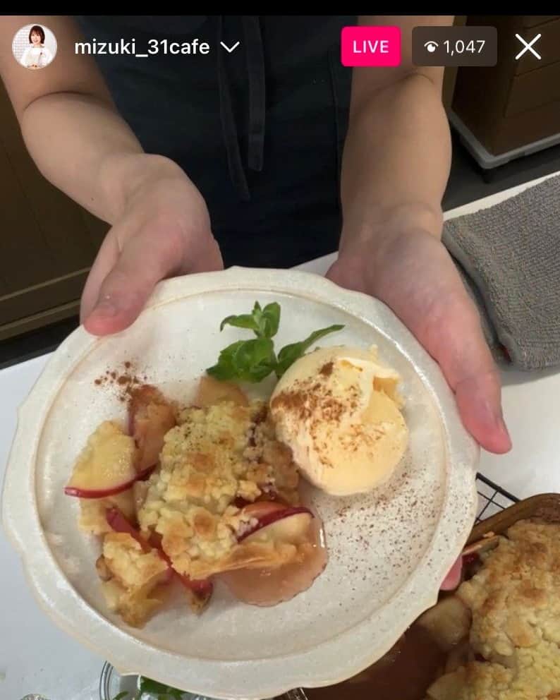 Candlewick Co., Ltd.さんのインスタグラム写真 - (Candlewick Co., Ltd.Instagram)「本日、「JAZZ™りんごの日」記念して、人気の料理研究家・スイーツコンシェルジュのMizukiさんのJAZZ™りんごのインスタライブを開催しました！今年で３回目！  りんごのレシピの中でもとてもポピュラーなアップルクランブルをご紹介頂きました。インスタライブは担当者もチャットに参加して、消費者の方からの色々なご質問やコメントに直接やり取りできる機会なので、とても楽しいです。  インスタライブは公式SNSでアーカイブされていますので、ぜひJAZZ™りんごクランブルを作ってみてくださいね。  In celebration of "JAZZ™ Apple Anniversary," today we hosted for the third time a JAZZ™ Apple Instagram live by Mizuki, a popular cooking expert and sweets concierge.   She introduced her apple crumble recipe, which always tops the list of apple desserts. During the Instagram live, we get to interact on chat with consumers by answering various questions and comments which is a lot of fun.   The Instagram live is archived on JAZZ™ Apple's Instagram and Facebook accounts, so please take a look and try out the the apple crumble!  @mizuki_31cafe  ＃Mizuki  #mizukiレシピ #applecrumble #アップルクランブル　＃JAZZApple #ジャズりんご ＃ニュージーランド産りんご #ジャズりんご2023　＃皮ごと食べれるりんご　＃小ぶりりんご　＃旬のりんご　＃甘さスッキリりんご  #キャンドルウィック #広報 #マーケティング #サステナブルPR #コミュニケーションデザイン #candlewickpr #tokyopr #communicationdesign #sustainablePR #branding #marketing」6月28日 19時00分 - candlewick_jp