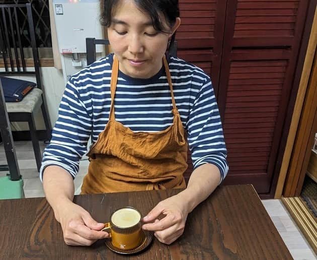 タサン志麻のインスタグラム：「【オンラインショップNEWS】  撮影で志麻さん宅に伺うと必ずコーヒーを出してくださるのですが、そのカップ＆ソーサーがとても素敵なんです。今回はこちらをみなさまにもお届けしたいと思います。 6月30日（金）朝10時より販売します。 https://shop.atableshima.jp/   志麻さんは、このサイズと色合いに一目ぼれして購入。そのとき店頭にあったホワイト・ブラウン・ブルーの全色を２つずつ購入して帰ったそうです。 今回は新たにグレーも登場です。「えっ、グレーも欲しいんですけど！買います！」と志麻さん。 ソーサーはお菓子を載せたりお皿としても使えます。  志麻さんのように来客用として使うもよし、自分のためのコーヒータイムに使うもよし。食器棚にお迎えしてみませんか？  #志麻さんレシピ #タサン志麻 #志麻さん #伝説の家政婦志麻さん  #春ごはん  #àtableSHIMA #アターブルシマ #楽しく料理し楽しく食べる」