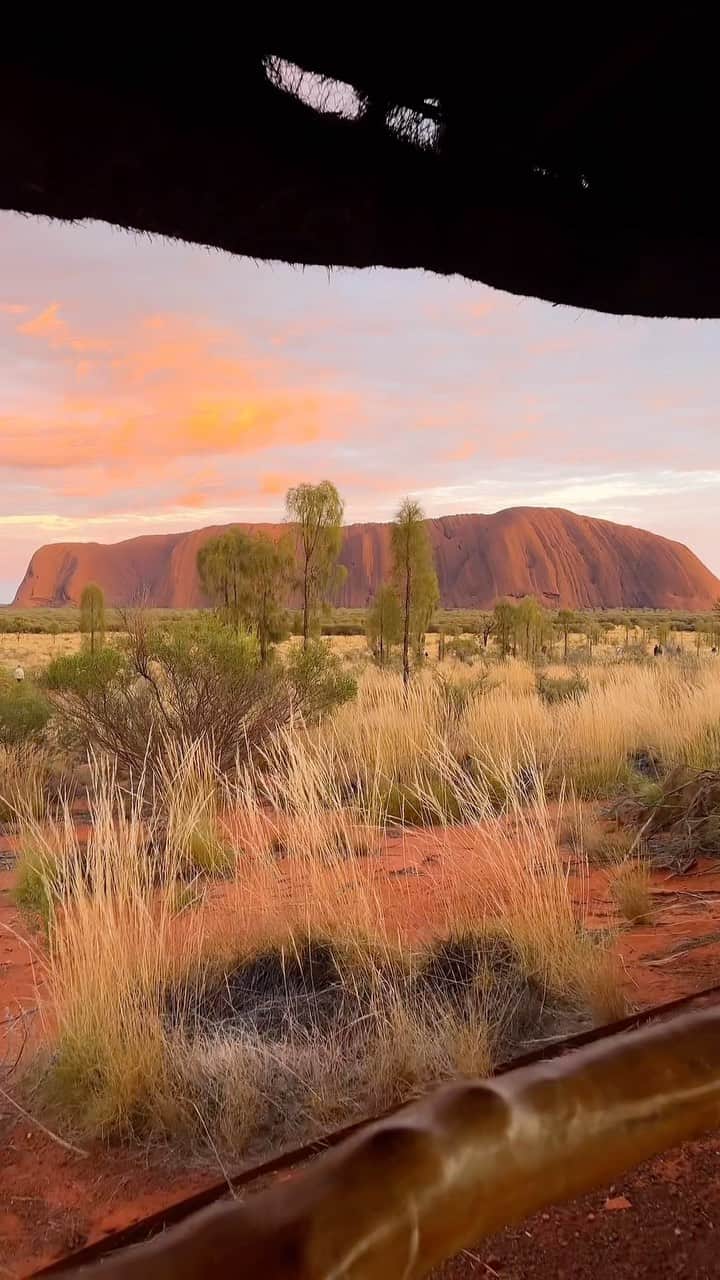 Australiaのインスタグラム：「You’re so golden 🌟 Today, we’re joining @joslaloh on a sunset-chasing tour across #Australia, and boy, what a magical ride it’s been! From the sun-drenched beaches at @destinationgoldcoast to @seeuluru’s radiant rock face, @sydney’s golden harbour, and @visitmelbourne’s twinkling skyline, magic hour is pretty darn special in #Australia ✨   🎥: @joslaloh   📍: #Australia   #seeaustralia #comeandsaygday」