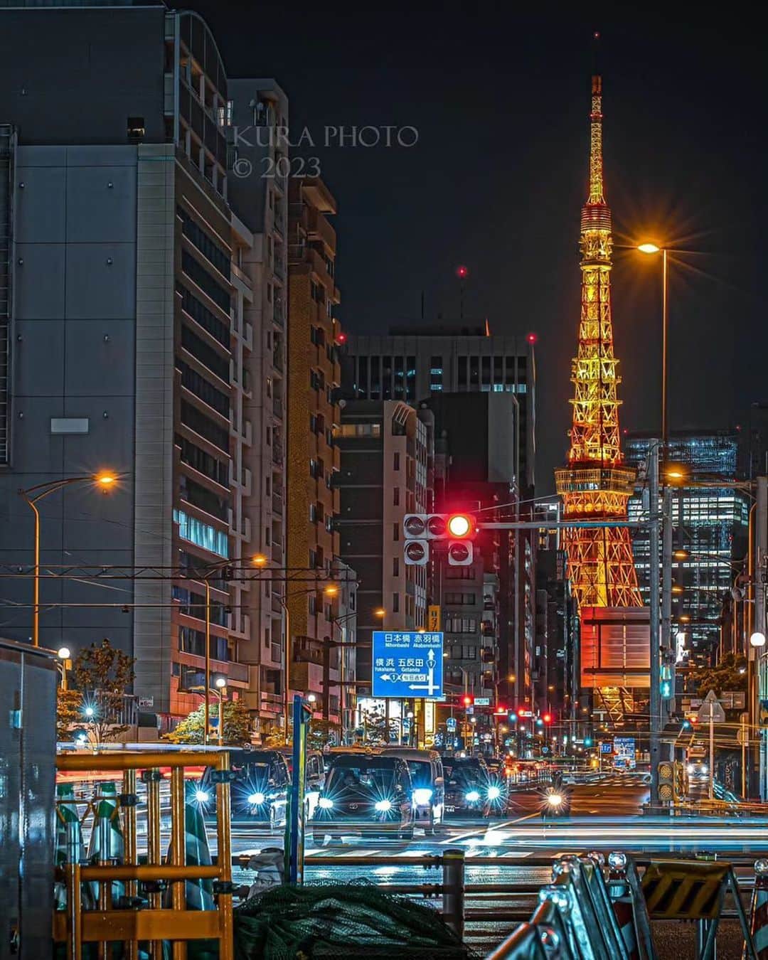 東京タワーさんのインスタグラム写真 - (東京タワーInstagram)「. 東京タワーの定番撮影スポットだった 札の辻の交差点（歩道橋）。   歩道橋が改築されるニュースは過去の投稿で ご紹介させていただきましたが、   歩道橋が撤去された後でも、 こんなに素敵なお写真が！✨   工事現場🚧の光が 逆に良い雰囲気を出してますね。   本日は、Your Tokyo Tower🗼から @masaku.ra さんのお写真をご紹介！   素敵なお写真をありがとうございました😊  --------------------------------  【 お知らせ 】  # your_tokyotowerで あなたの東京タワー🗼をリポスト！  皆様からの投稿 どしどしお待ちしております！  @tokyotower_official の タグ付けもよろしくね🖐  詳細はプロフィールにある 固定されたフィード投稿から↓ @tokyotower_official  --------------------------------  #東京タワー #東京タワー🗼  #tokyotower  #tokyotower🗼  #札の辻 #交差点」6月28日 19時00分 - tokyotower_official