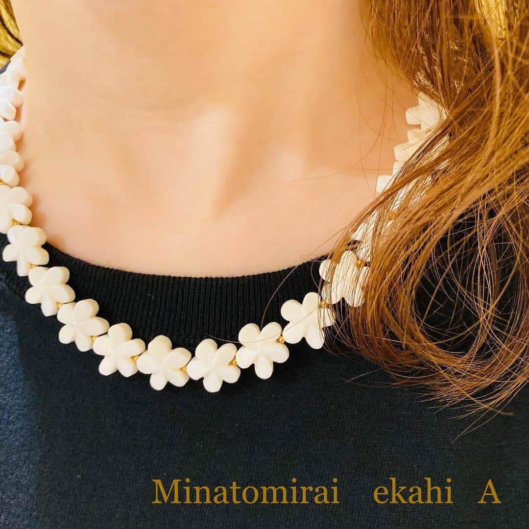 のインスタグラム：「. 🌈みなとみらい東急スクエアスタッフより🌺  🌿✨ Minatomirai  ekahi  A✨🌿 みなとみらい店限定Koa＆Boneアクセサリーがスタートしました😊🌸  まずはこちら🌟 Boneのプルメリアがならんだ華やかなネックレスです✨ 夏のコーディネートはもちろん🥥 冬はニットに合わせても素敵です☺️  順次お知らせしますので お楽しみに💕  All Bone Plumeria Necklace ¥20,130 taxin  他にもたくさんのKoa&Boneアクセサリーが届いておりますので、この機会にお楽しみください🌈💛  #wailea #ワイレア #hawaiianKoa #koaaccessory #hawaiianaccessory #ハワイアンジュエリーワイレア #ワイレアみなとみらい東急スクエア店 #東急ポイント #東急カード #プレゼント #ネックレス #アンクレット #ブレスレット #ピアス」