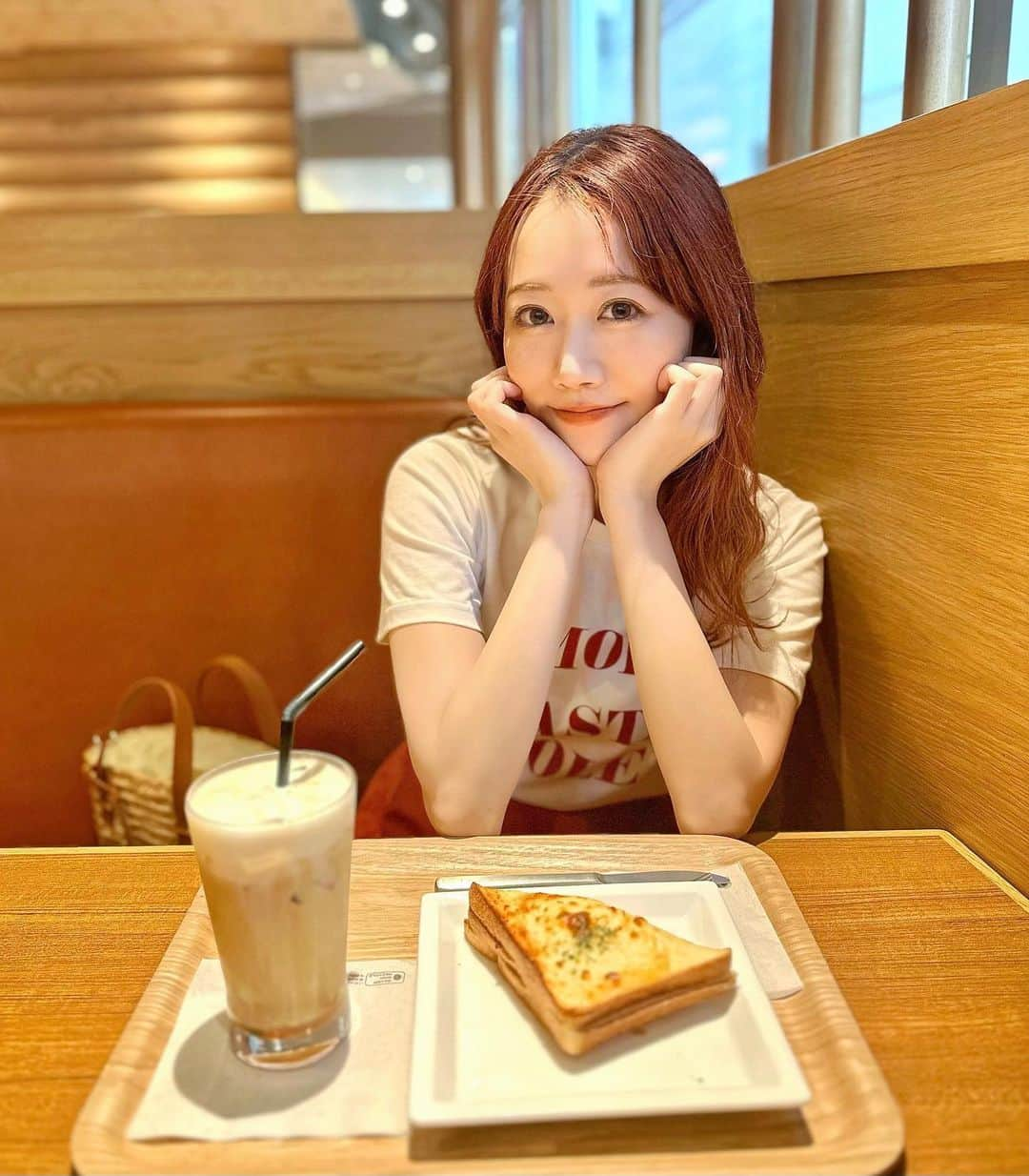 佐藤瀬奈のインスタグラム：「⠀ 姉の家の近くで仕事だったので 合流してランチ🥪 こういうウッド調のカフェ大好き🪵 めちゃくちゃ落ち着く…☺️🤎⠀ ⠀ 最近寝不足続きでむくみが酷かったり 目も全然開かなかったりコンディション最悪だったんだけど @yuta89.03 さんにスティックハイフしていただいたおかげで顔がスッキリ生き返った…✨ そして本当に気持ち良いから毎回すっごく癒される🤤⠀ ⠀ 疲れ溜まるとビックリするくらい顔老け倒すタイプだから 本当に助かってるの😭⠀ ⠀ 2人して刀鍛冶の里編の最終回放送の熱が冷めやらなくて施術中もマシンガントークで語りまくって楽しすぎた🤣🤣 帰り際も止まらなくてしばらく立ちトークw 心身ともにリフレッシュできました😂✨⠀ ⠀ 顔のたるみや肌悩みがある方に本当にオススメだからぜひチェックしてみて🥹❣️ ・ ・ ・ #Yeautty #スティックハイフ #アドバイザー中山 #ハイフ」