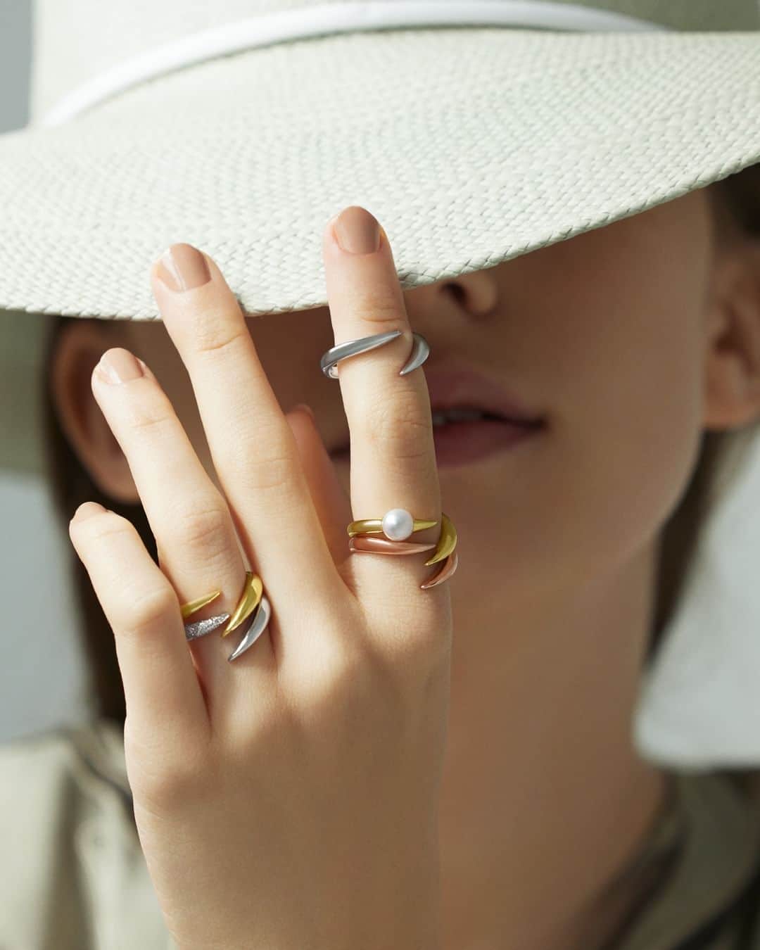 TASAKIのインスタグラム：「A curved horn boldly wraps around the finger in the stunning 'danger horn plus' ring. This sleek design can be stacked to create a tantalising mix, a playful way to add a unique twist to your look.​  ホーン(角)のカーブラインで指を包み込む「danger horn plus」の優美なリング。​ 素材違いで、ユニークな重ね着けもできるデザインに注目！​ 遊び心に溢れるレイヤードスタイルが新鮮に映ります。  #TASAKI #TASAKIdanger #TASAKIpearl」