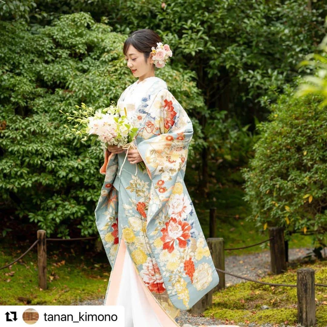 益田麻衣のインスタグラム：「お友達から連絡をもらったので！  もう半年も前の写真。  時日が経つのは早い。  夏休みまたお仕事ちょこっとできるといいな〜  #着物 #着物撮影 #撮影 #ウエディング #和装 #京都 #既に懐かしい #フリーモデル」