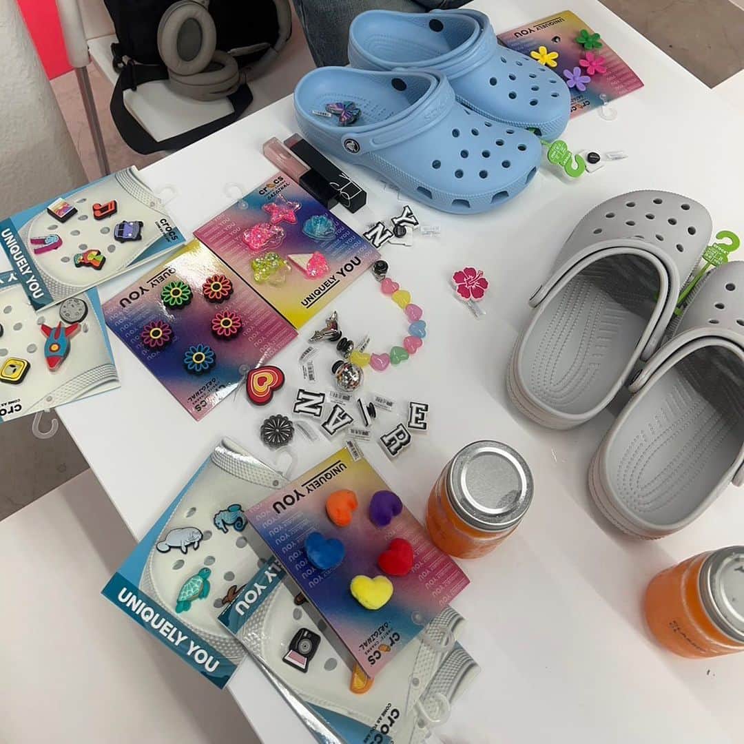 矢部ユウナのインスタグラム：「昔できなかったシビッツの贅沢使い😖💕 　#crocs #clog」
