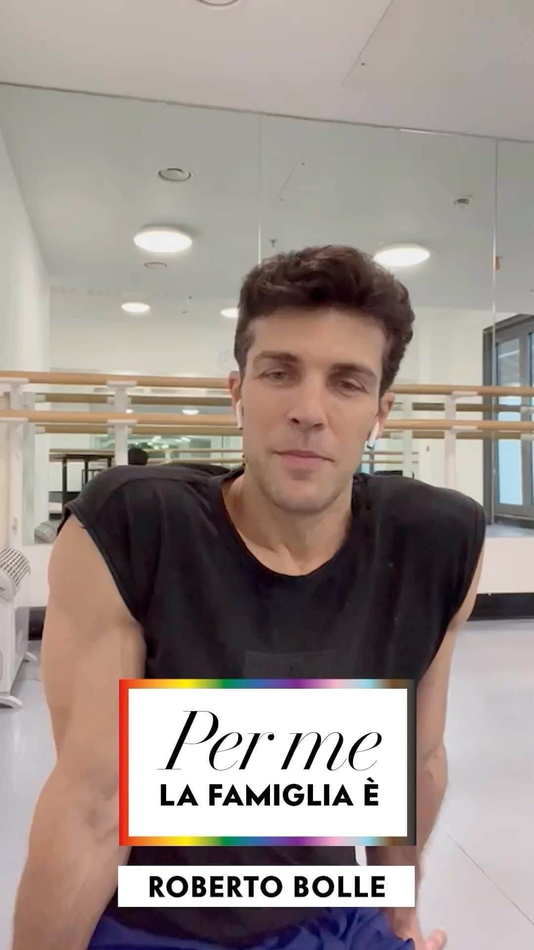 ロベルト・ボッレのインスタグラム：「Che cos’è la famiglia per voi? Michela Murgia (@michimurgia) direttrice del numero speciale di Vanity Fair dedicato al Pride, in edicola fino al 4 luglio, ci ha spiegato che per lei «l’essere famiglia ha a che fare con lo stare. Stai nella mia vita. Il modo? Lo si trova». Noi abbiamo rivolto la stessa domanda a celeb, influencer, politici che ci hanno dato risposte differenti e mai banali. Oggi, ci risponde Roberto Bolle (@robertobolle)  #VFPrideIssue」