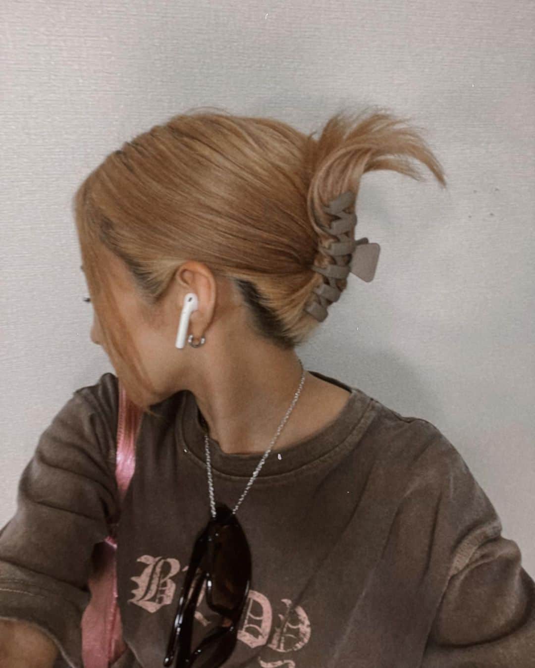 のインスタグラム：「. ヘアクリップで髪まとめられる長さになってうれち♡ ちなみにこのクリップ330円。w あとで買ったshopストーリーしとくな🩷  #ヘアアレンジ#オレンジカラー#外国人風#外国人風カラー#外国人風ヘアー#海外ファッション#海外コーデ#韓国ファッション#韓国コーデ#y2k#y2kファッション#y2kfashion」