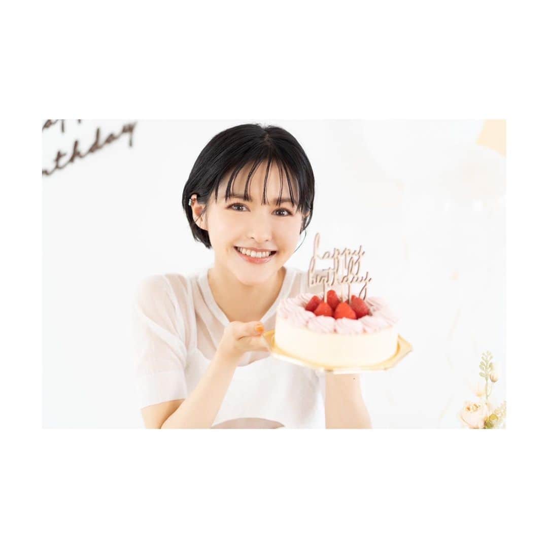 昆夏美のインスタグラム：「. 本日、32歳になりました。 . 31歳の私を応援下さり ありがとうございました。 なんか31歳あっという間でした。笑 というかよく聞く話だけど 大人になるとスルスル時が過ぎていく。 32歳の私はどんな私になるのかな。 焦らずゆっくり、自然に身を任せて 毎日を感じながら過ごしていきたいです☺︎ . . いつも応援ありがとうございます☺︎ . . 両親にも産んでくれてありがとう と伝えよう☺︎」