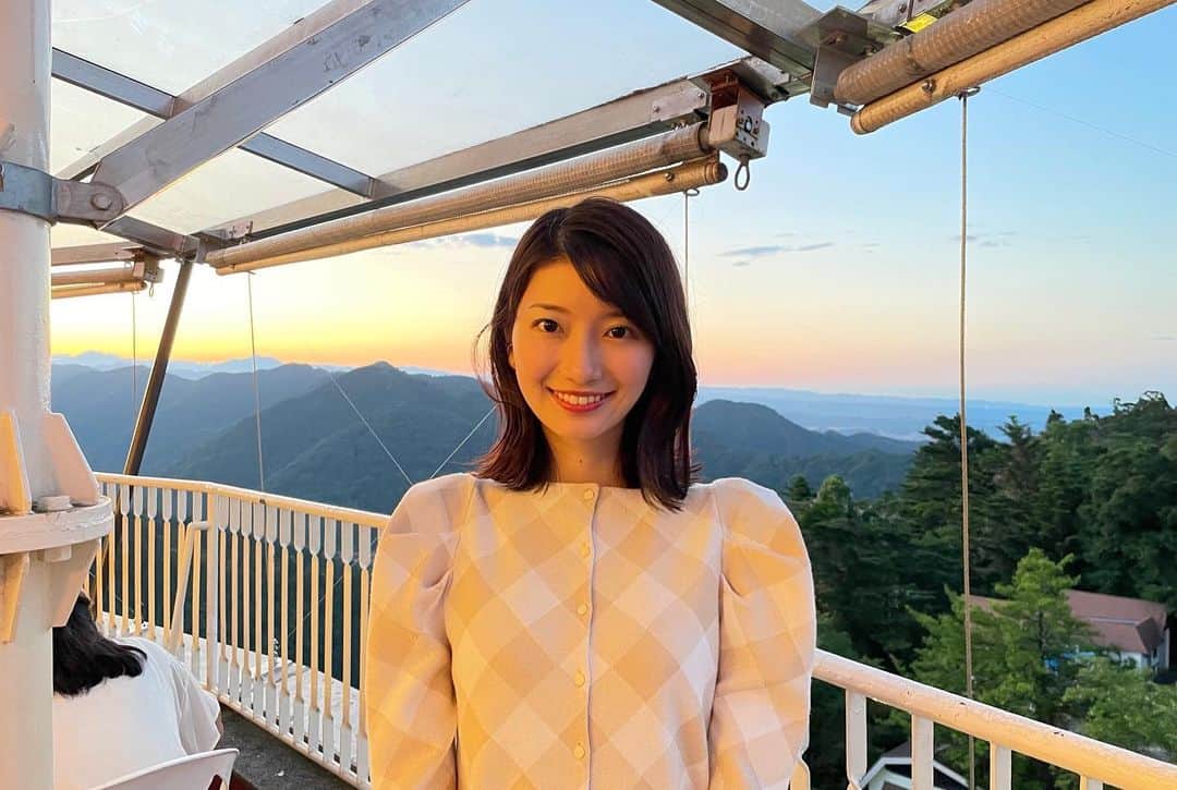吉村恵里子さんのインスタグラム写真 - (吉村恵里子Instagram)「・ こんばんは！ 先日THE TIME,のロケ『高尾山ビアマウント』に行った際 ロケ終わりにカメラマンさんに写真を撮っていただきました。  この日予報より空が綺麗に澄んで晴れたため、夜はものすごく星が綺麗に見えました⭐️  夜景が本当に綺麗で、東京タワーやスカイツリーも目視で高尾山から見えたんです👀(3枚目)  写真で撮るより美しい景色を目に焼き付けて帰りました😵‍💫  #高尾山 #ビアマウント #ロケ#高尾山ビアマウント #ビアガーデン #夜景」6月28日 19時08分 - yoshimura_eriko