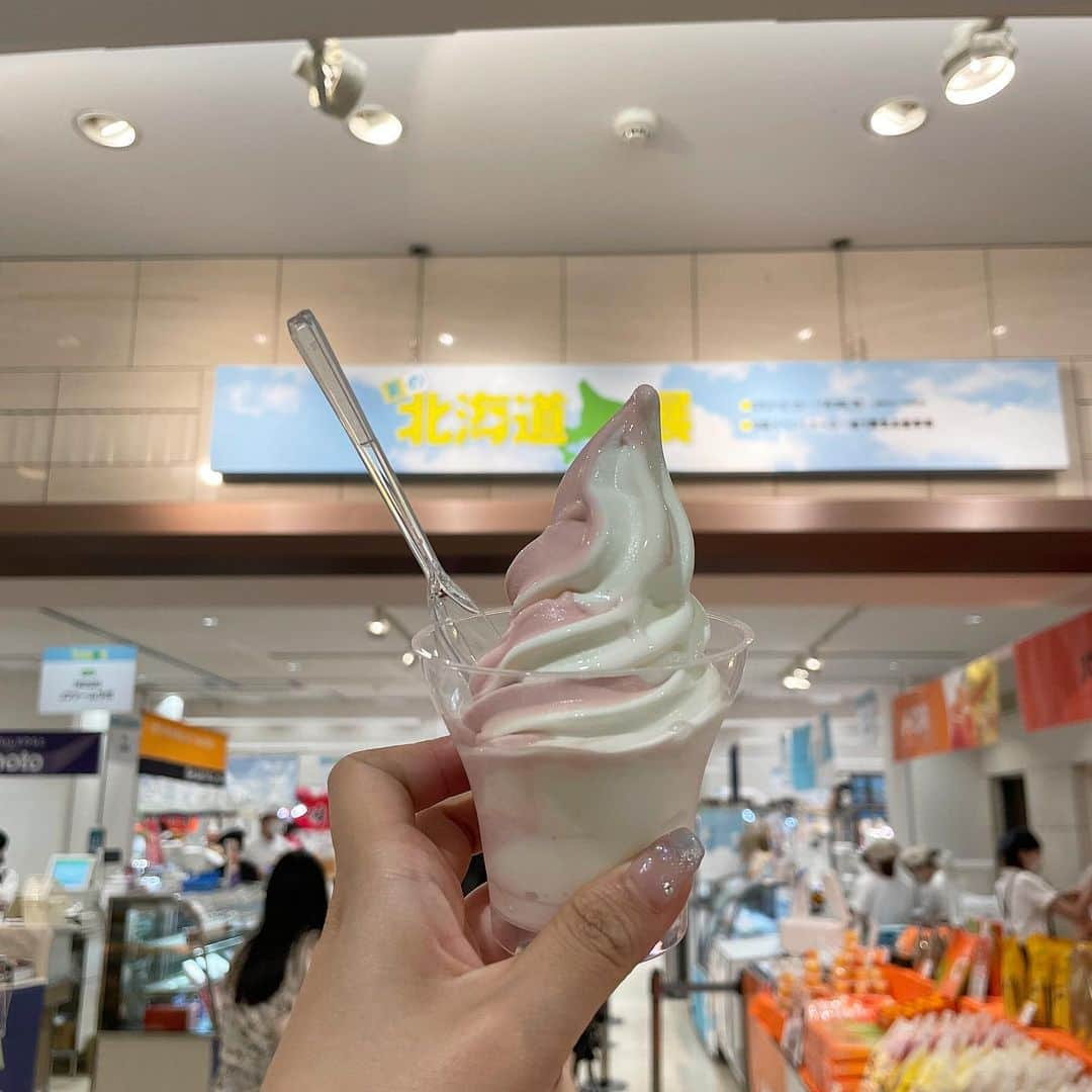 大丸神戸店のモノとコトさんのインスタグラム写真 - (大丸神戸店のモノとコトInstagram)「. 〈夏の北海道展〉も残りあと6日！🐄☀️ 7月3日(月)まで9階イベントホールにて開催中です🍦 ※最終日は18時閉場です🙇‍♀️  (1～3枚目)〈カラフルクリーム〉 ♡スコーンサンド　税込378円～ ふわふわでしっとりとしたスコーンに、リッチなクリームをサンド🤍 宇治抹茶いちごミルクや北海道塩バター、十勝あんバターなど、魅力的なフレーバーが盛りだくさんです🍵🍓  (4～6枚目)〈ブリスブリス〉 ♡北海道こだわり小豆のバターサンド 1枚 税込280円 神戸で技術を学んだ〈ブリスブリス〉の中本シェフが師である〈レーブドゥシェフ〉の佐野シェフとコラボして作り上げたバターサンド✨ 店頭で1枚ずつ作り上げるバターサンドは絶品です🤤  ♡ソフトクリーム ミックス(バニラ&いちご) 税込440円 とっても濃厚でミルキーな美味しさです🍦🩷 今の時期はいちご味もおすすめです☺️🍓  #大丸神戸 #大丸神戸店 #大丸 #神戸 #元町 #神戸大丸 #daimarukobe #kobe #北海道展 #北海道物産展 #北海道グルメ #物産展 #北海道 #北海道スイーツ #札幌スイーツ #カラフルクリーム #スコーンサンド #ブリスブリス #バターサンド #ソフトクリーム #神戸スイーツ」6月28日 19時08分 - daimarukobe