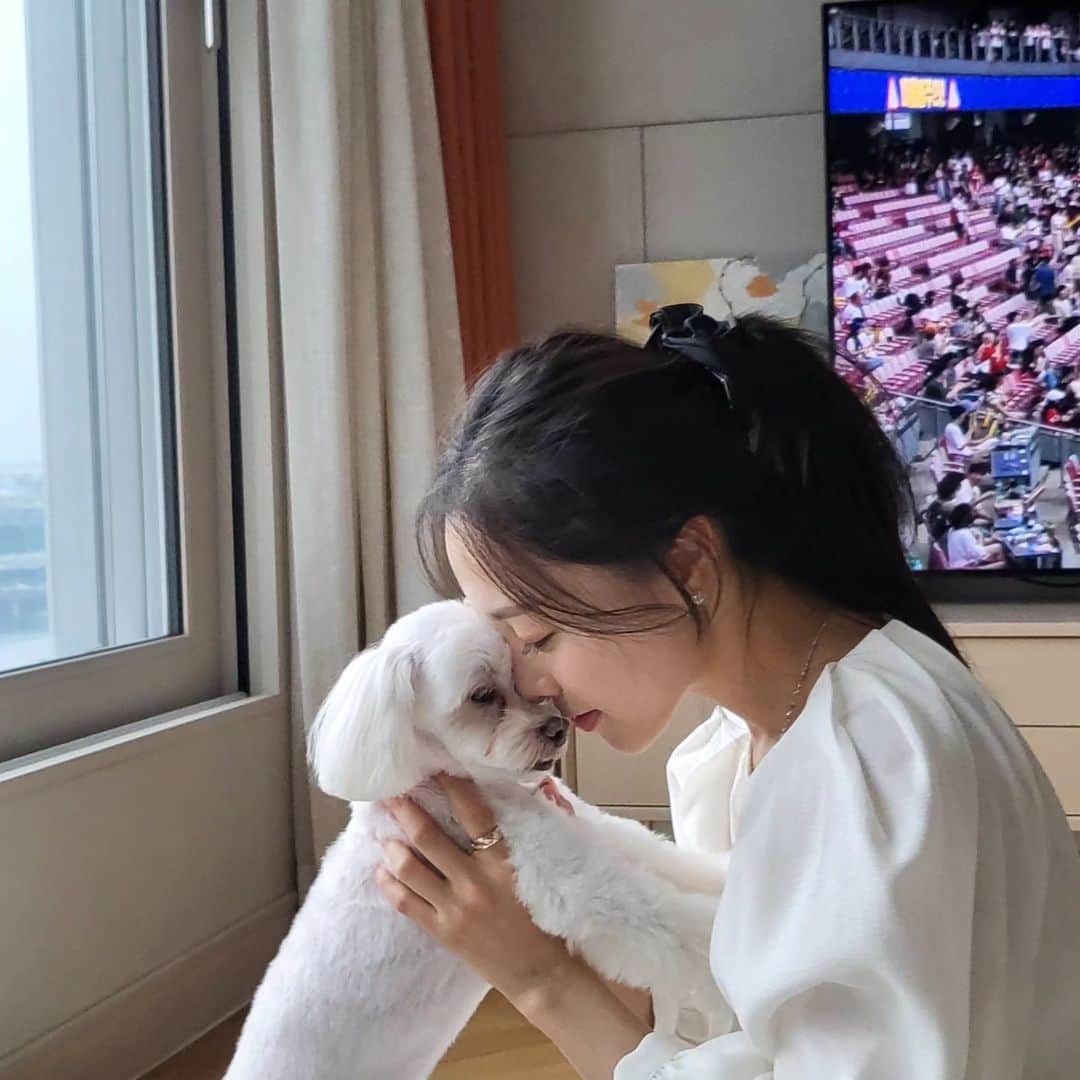 のインスタグラム：「## 언제나 정답인 이 투샷💕  I Love You~~  뒤에 기아 타이거즈 중계 ㅋㅋㅋ  오늘은 이기자...좀...부탁할께」
