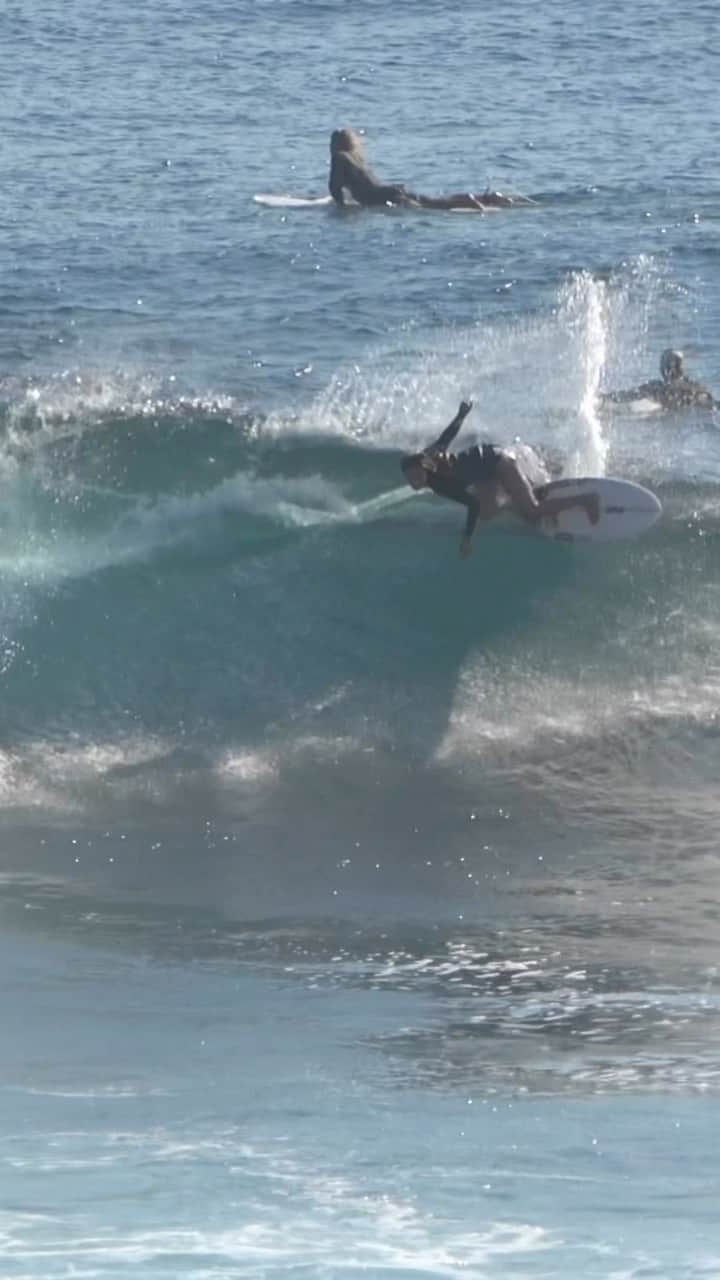 高橋みなとのインスタグラム：「Sunset time surfing di uluwatu😍🔥 恐らく人生で一番混んでたけどくんちゃんのおかげでいい波いっっっぱい乗れた神です本当ありがとう🙏🙏🙏🙏🙏  @arthajuly__  #通称くん様 #8割プッシュ #プロサーファーのくせにプッシュしてもらう #自力で乗った波2本 😂  📹 @suikalove87 🥰」