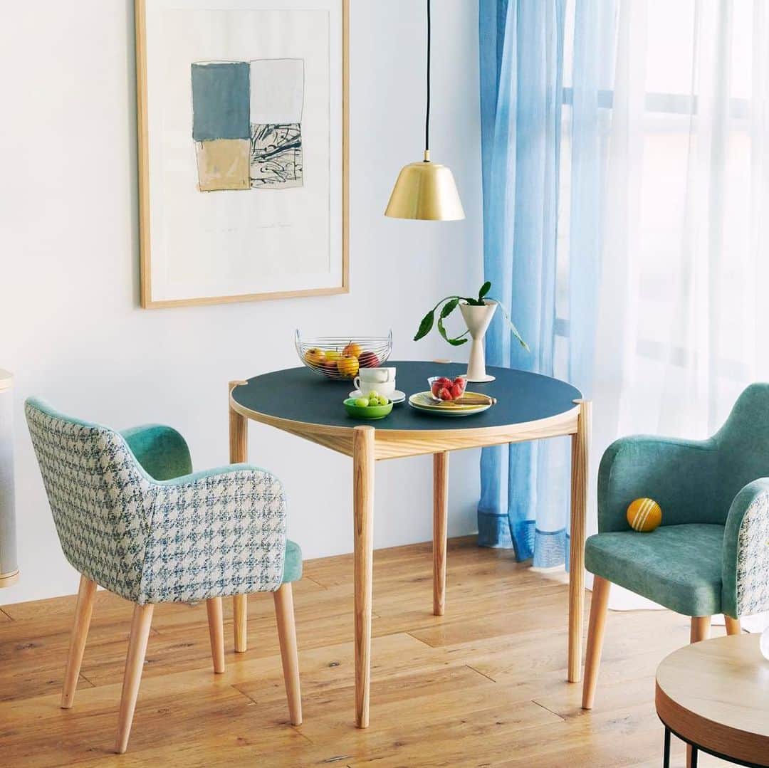 のインスタグラム：「コンテンポラリーなナチュラルモダンスタイルのダイニングテーブルシリーズ、NOVA DINING TABLE。  「NOVA（ノヴァ）」とは新星の意味。天然素材由来のリノリウム天板、本体カラーにブラックをお選びいただけるなど、これまでのイデーのテーブルラインナップとはひと味違う、お部屋に「新しい要素」を吹き込むシリーズです。  型・カラー・素材の組み合わせにより、穏やかでナチュラルな雰囲気から、洗練された都会的な空間まで、現代の幅広いライフスタイルや家族構成にマッチするテーブルです。  #IDÉE #IDÉESHOP #idee #ideeshop #イデーショップ #イデー #interior」