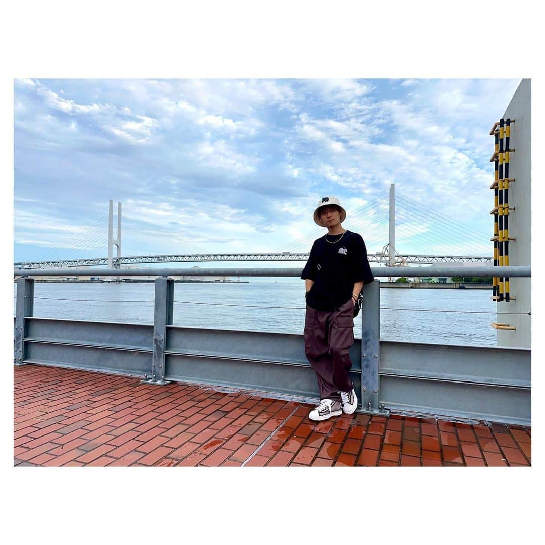 HRK（ハル）さんのインスタグラム写真 - (HRK（ハル）Instagram)「地元の海見に行って来た🌊  ちょっとボーっとした時間を過ごしたし、明日から2日間ライブ頑張ろー🎵  観覧も配信もよろしくねー  今日着てる4周年記念Tシャツも受注受付中なのでHPで詳細チェックしてねー✅  #地元 #神戸 #海 #雨上がり #HARU #大堀治樹 #ハルスタグラム」6月28日 19時13分 - hrkharu